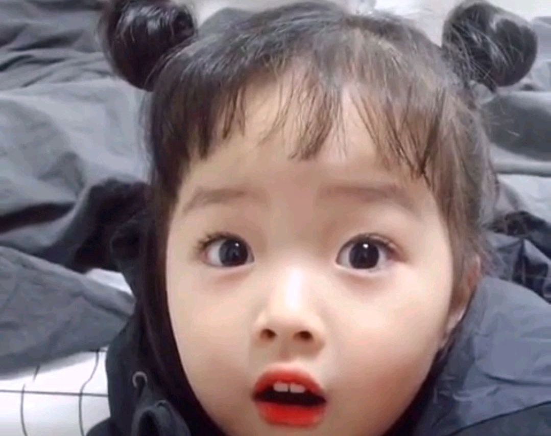 童星:权律二,韩国女网红,以她照片制作的表情包火爆全球