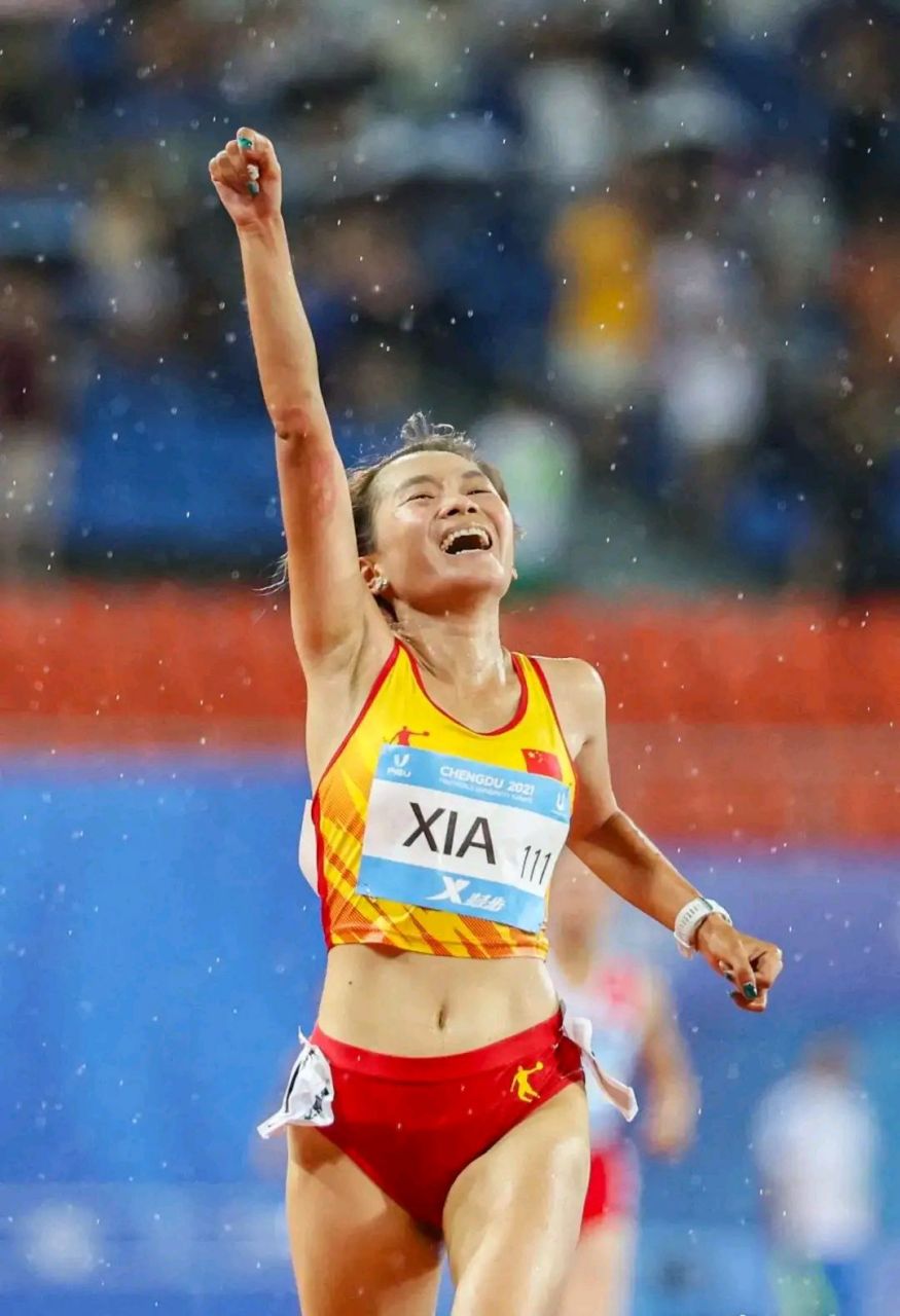 "  "她要开始冲刺了!  中国选手夏雨雨全力加速!冠军就在眼前! 冠军!