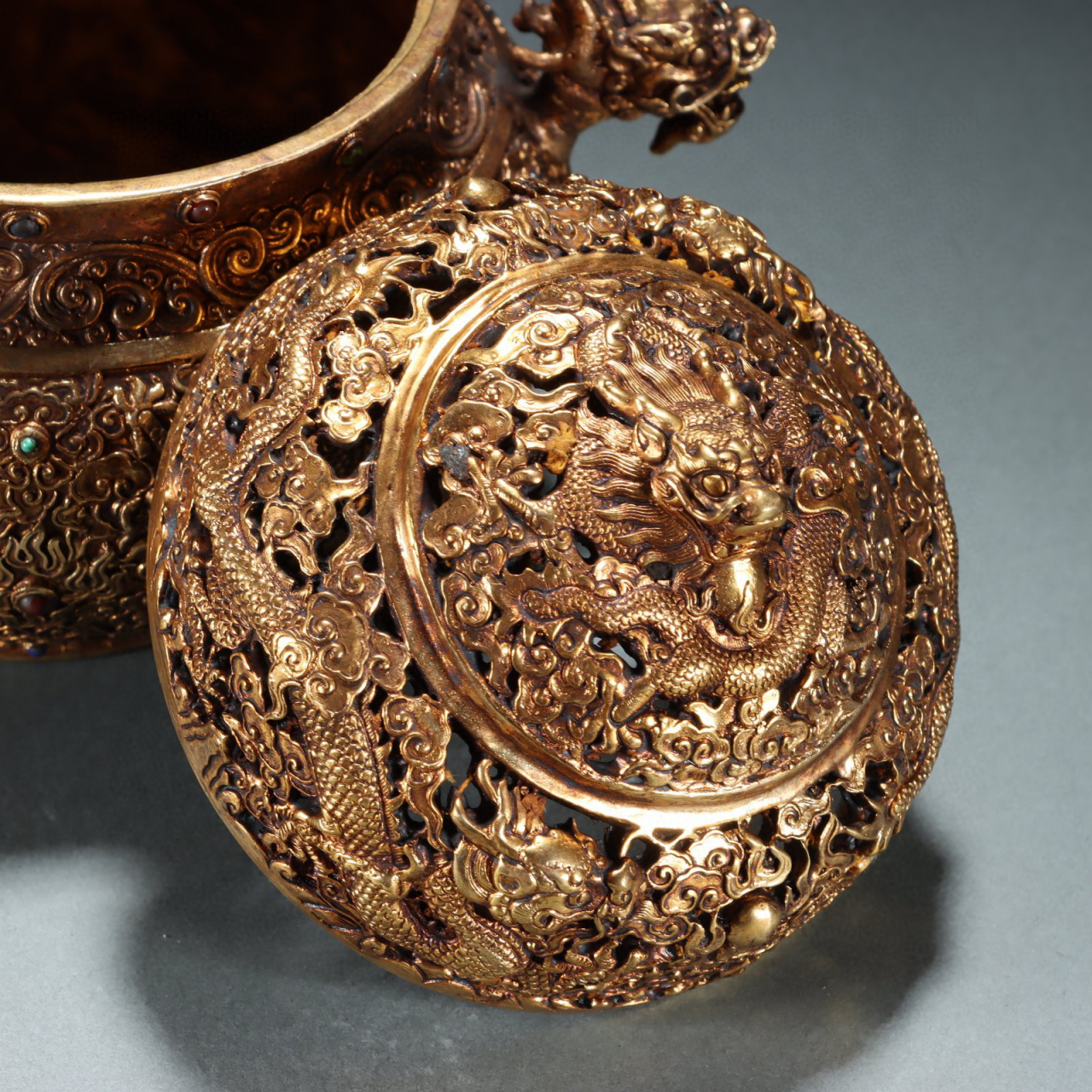 清代铜鎏金满錾龙纹香薰炉 规格:宽22.5㎝高16.5㎝重1841g