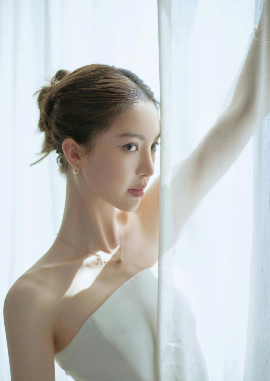 金晨,最新出席活动,身材纤细高挑,非常的苗条,整体气质仪态非常的好