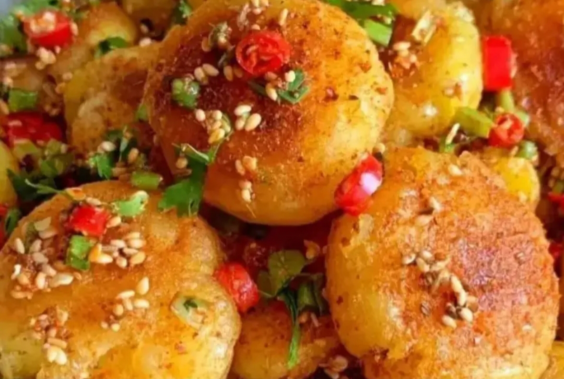 我的美食分享#  香煎香辣小土豆  食材:小土豆,蒜末,白芝麻,葱