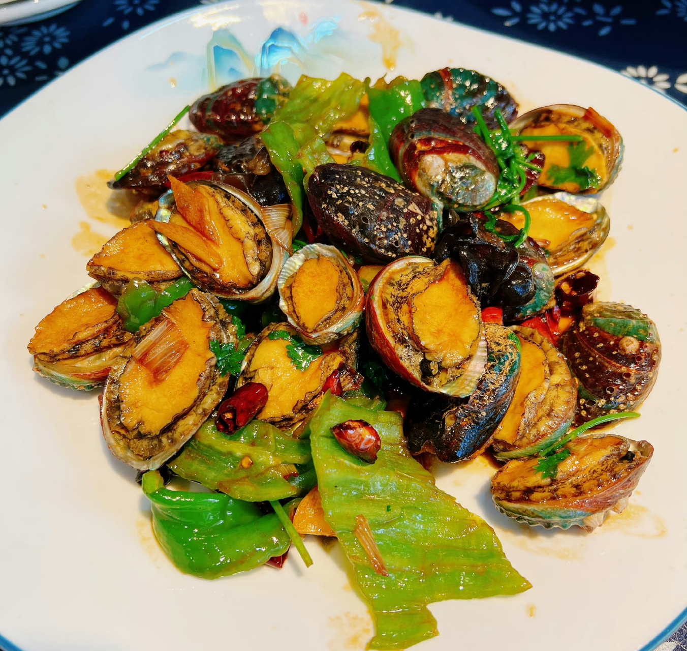 烟台美食篇|旺角小渔村  海肠捞饭99香辣鲍鱼9215肥蛤烧鸡94