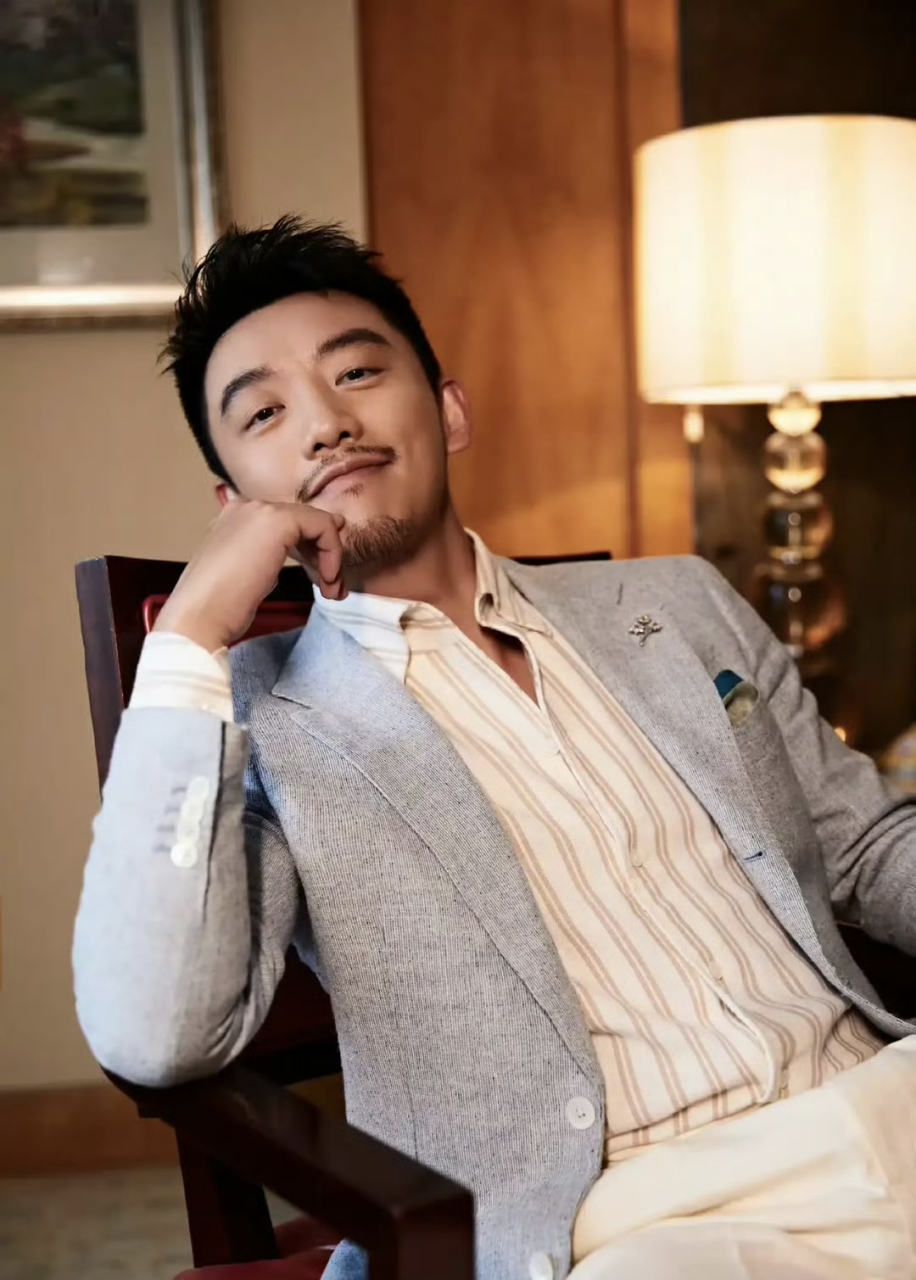 与以往青春活力的形象相比,留起小胡子的郑恺更添男人味,让人难以抵挡