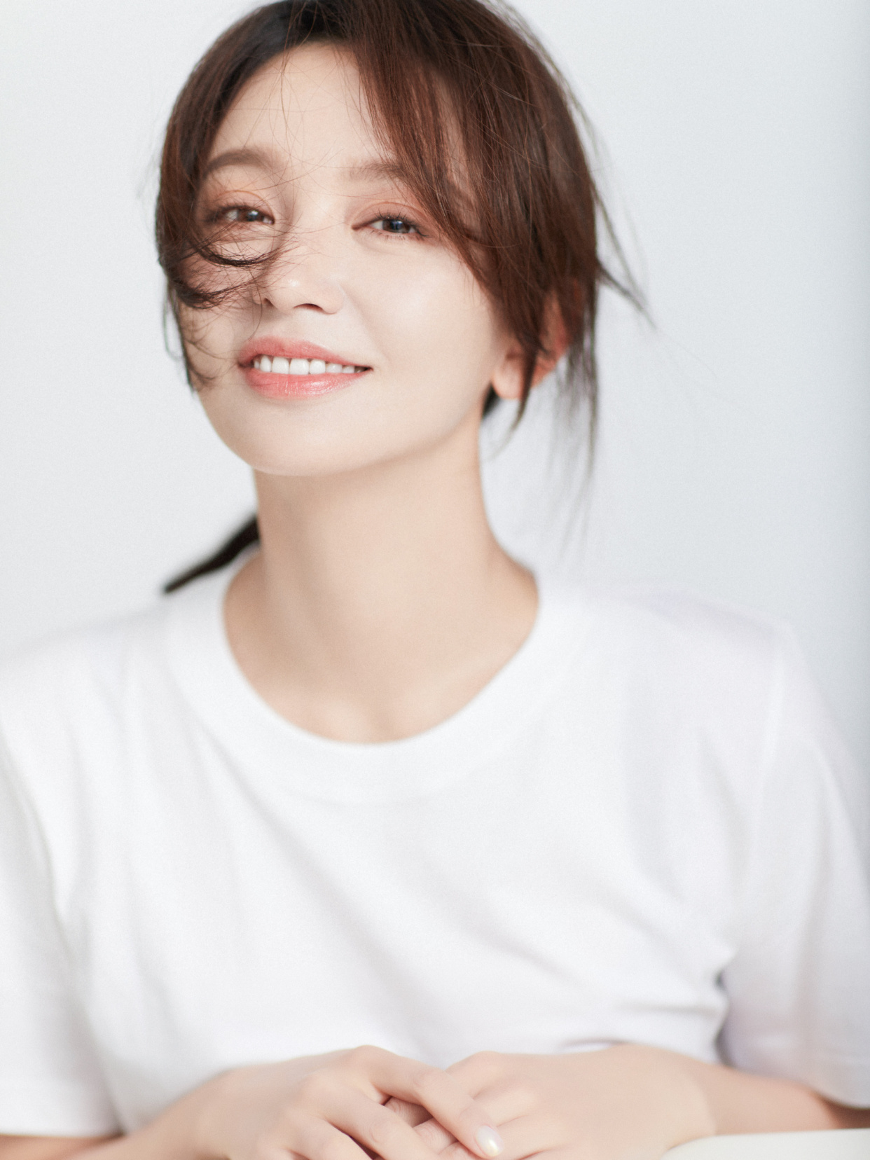 施诗:貌美如花,楚楚动人