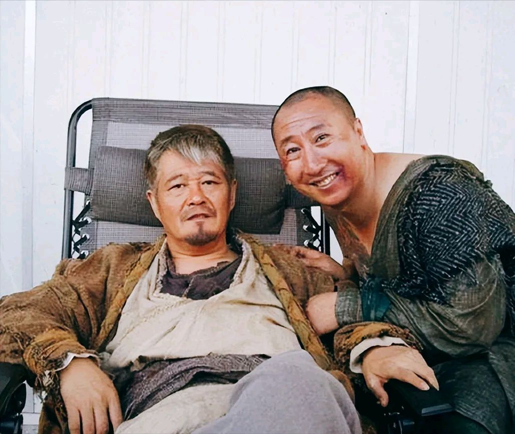 2007年,李正春不幸病逝,赵本山问50个徒弟:"你们大师兄走了,留下孤儿