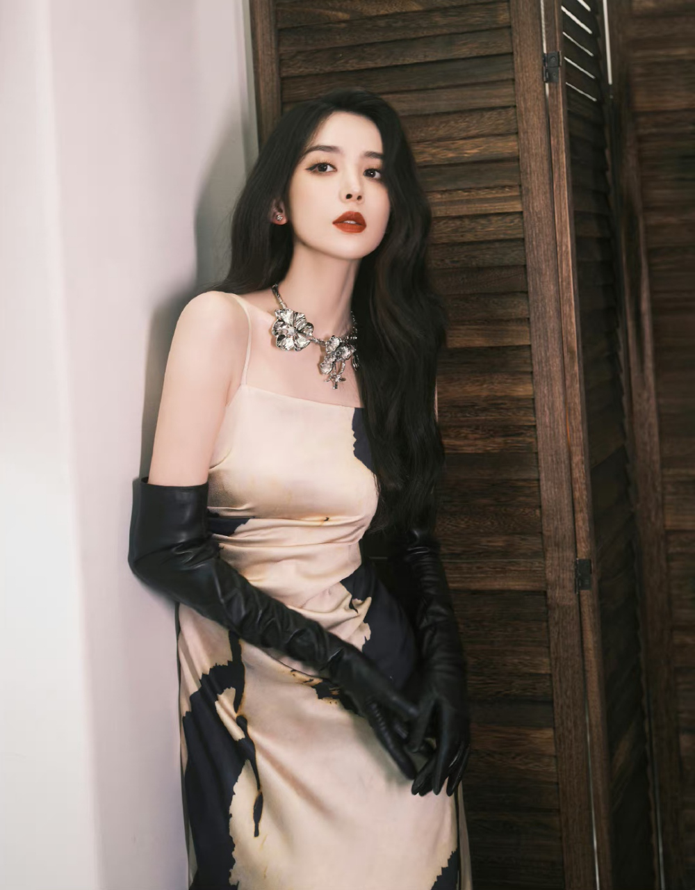 古力娜扎# 一袭墨染吊带长裙,勾勒出婀娜多姿的尤物身材,清纯妩媚的