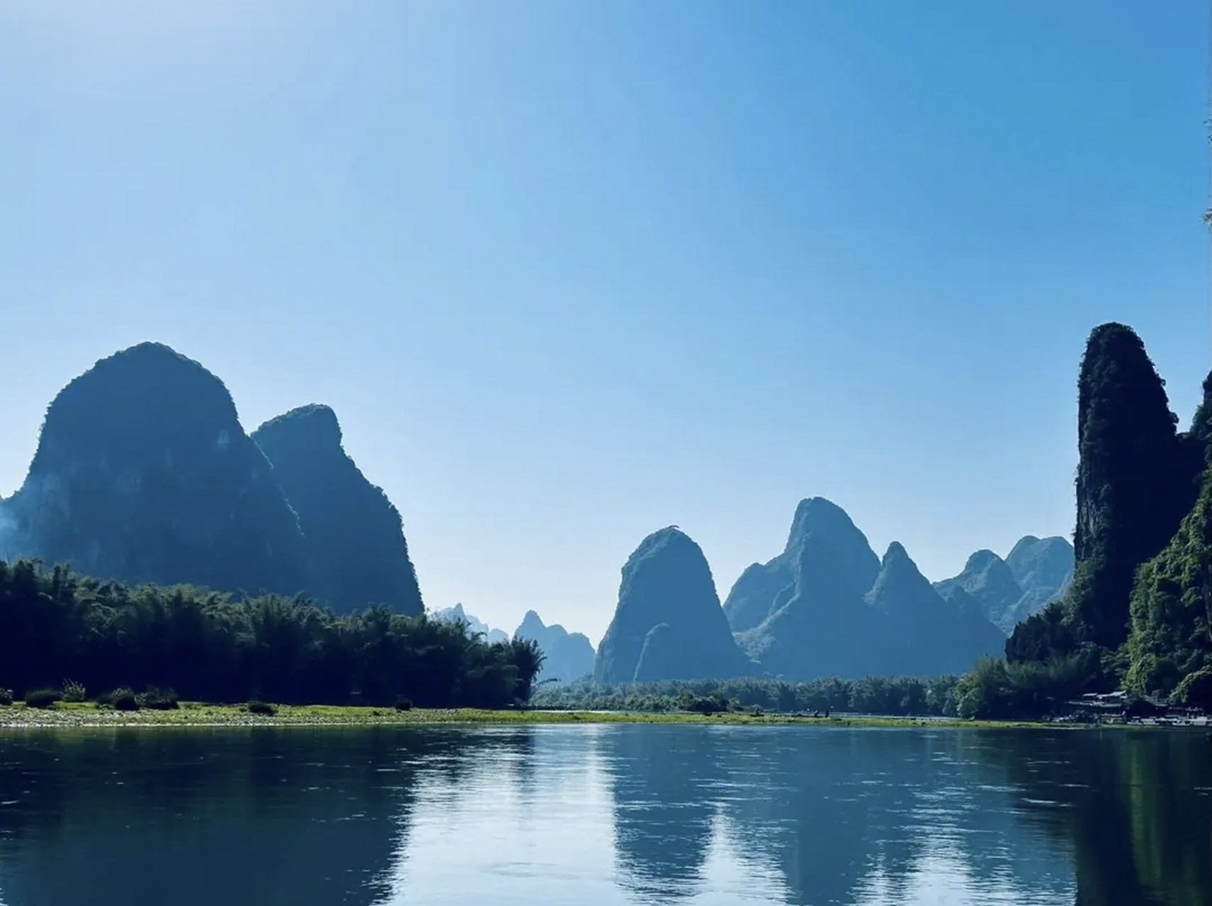 孤帆远影碧山尽,唯见长江天际流. #古诗词