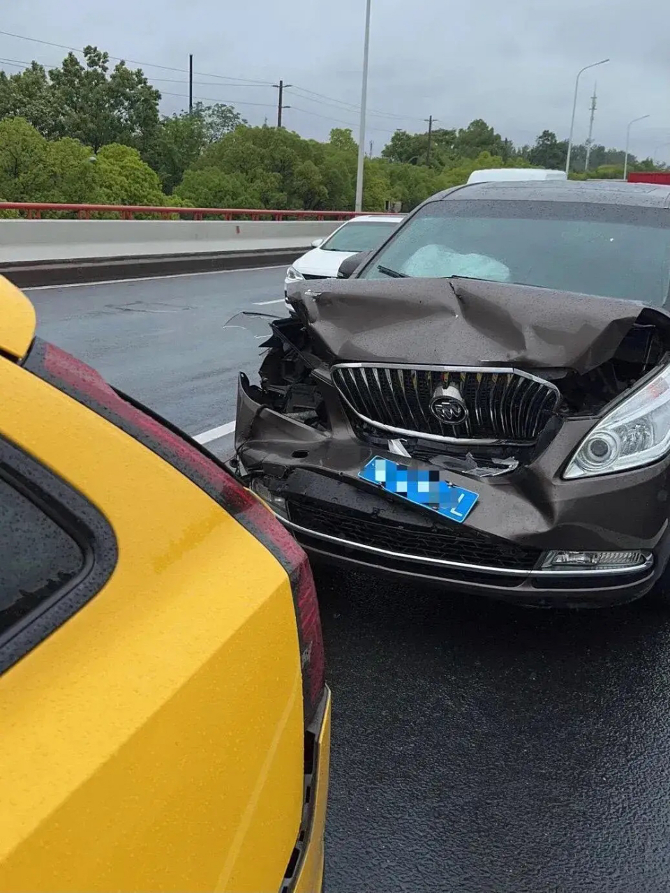 别克追尾沃尔沃.沃尔沃太硬了,没有啥损失.