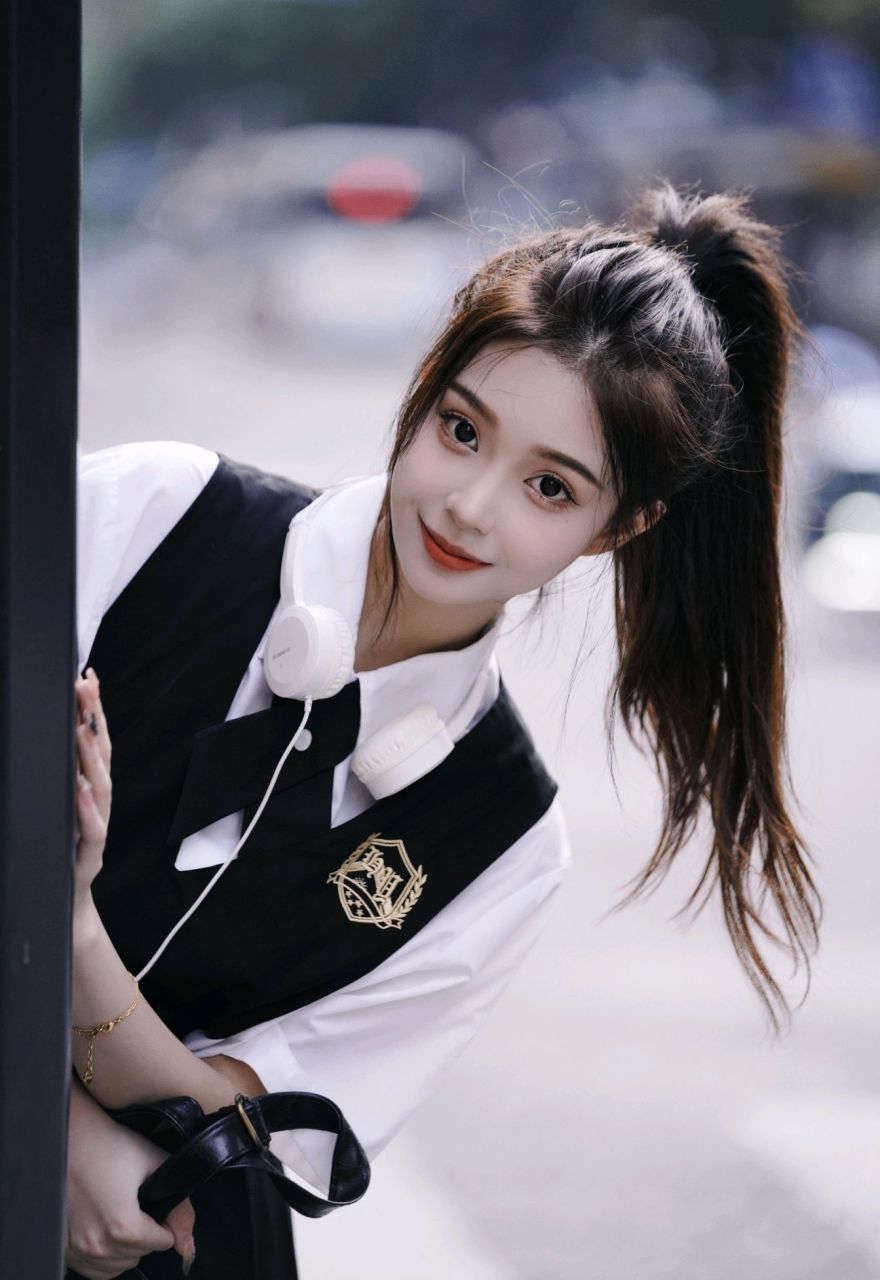 清纯甜美的单马尾少女"一只小苓妹"