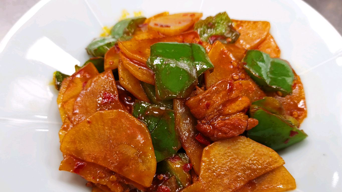 青椒炒土豆片怎么做好吃,看酒店大厨详细视频教学,操作简单易做