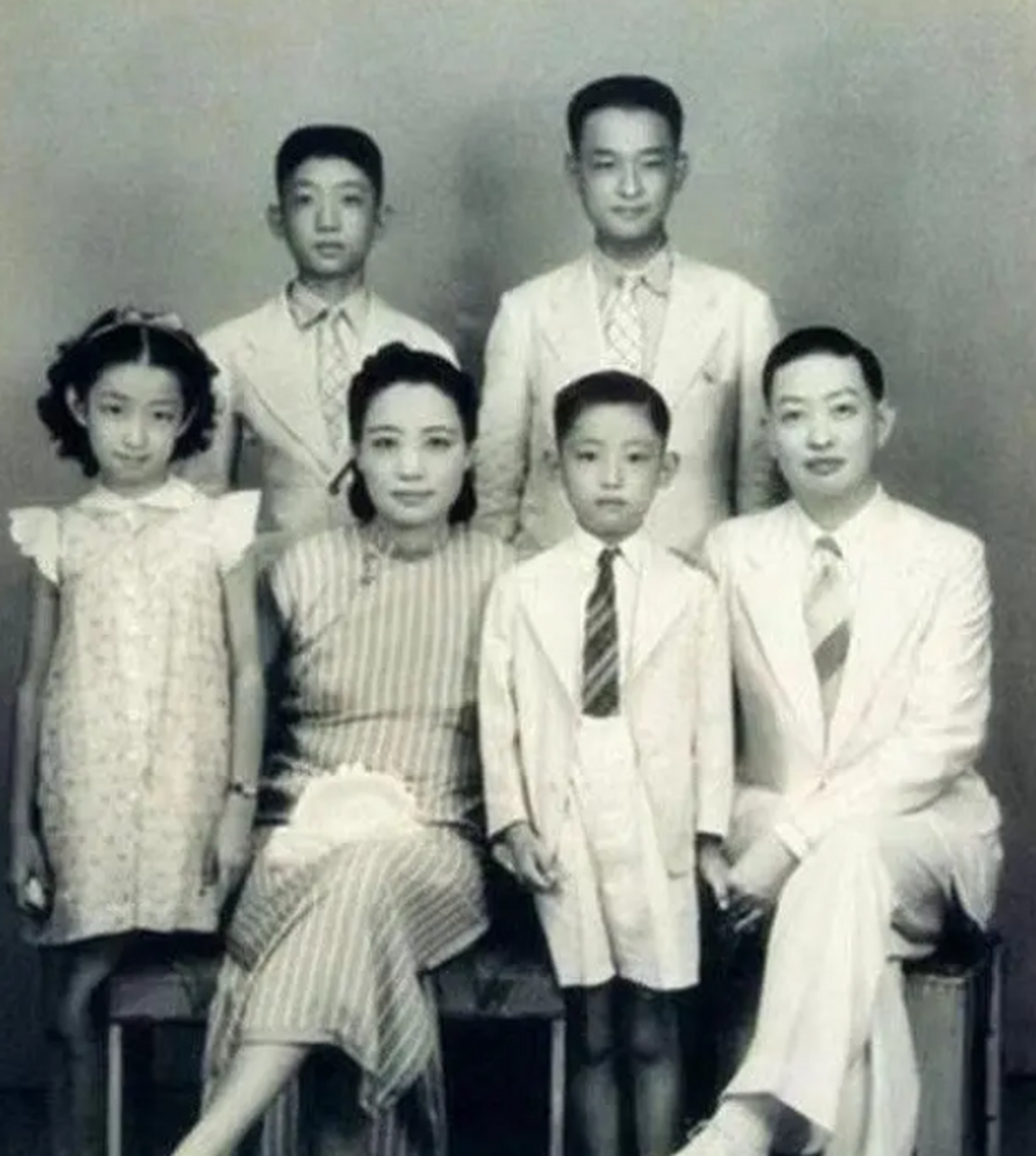 梅兰芳夫人福芝芳与子女的一张老照片.