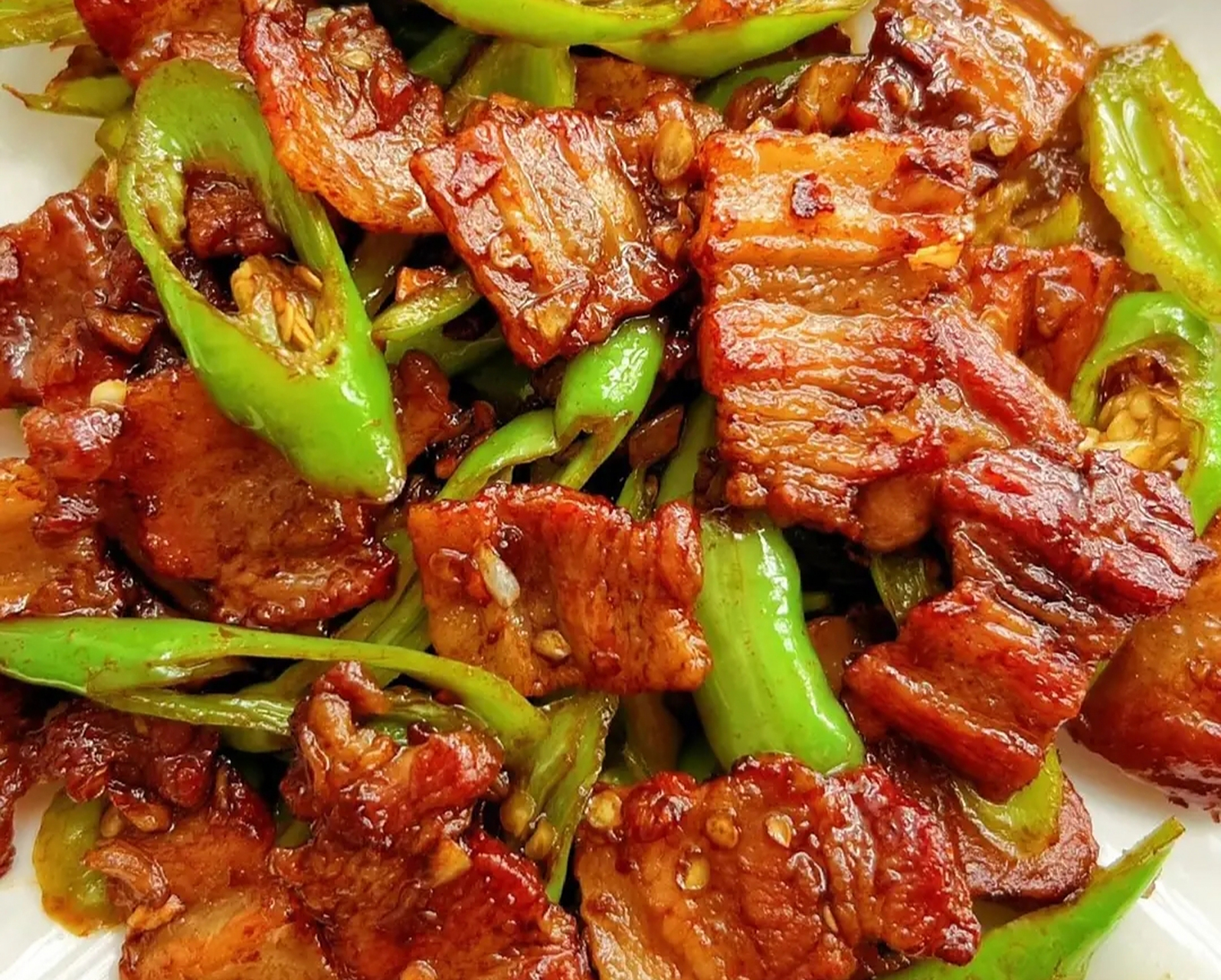 我的美食分享#  青椒炒五花肉片  用料:五花肉 ,青椒,蒜 姜 柿靠