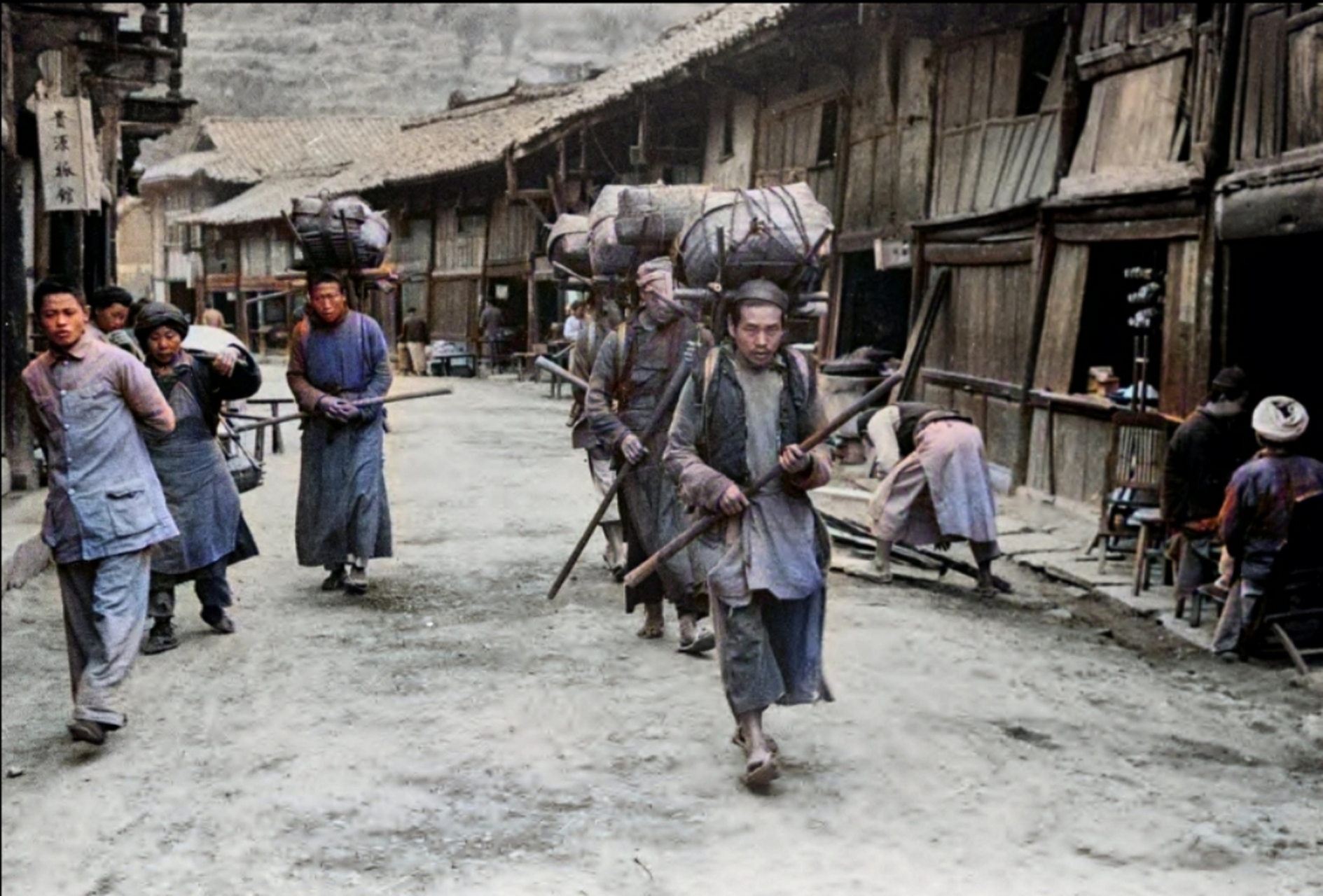 1944年,西南地區的背身工,那裡都是山路,背身工靠著扛貨物賺錢!