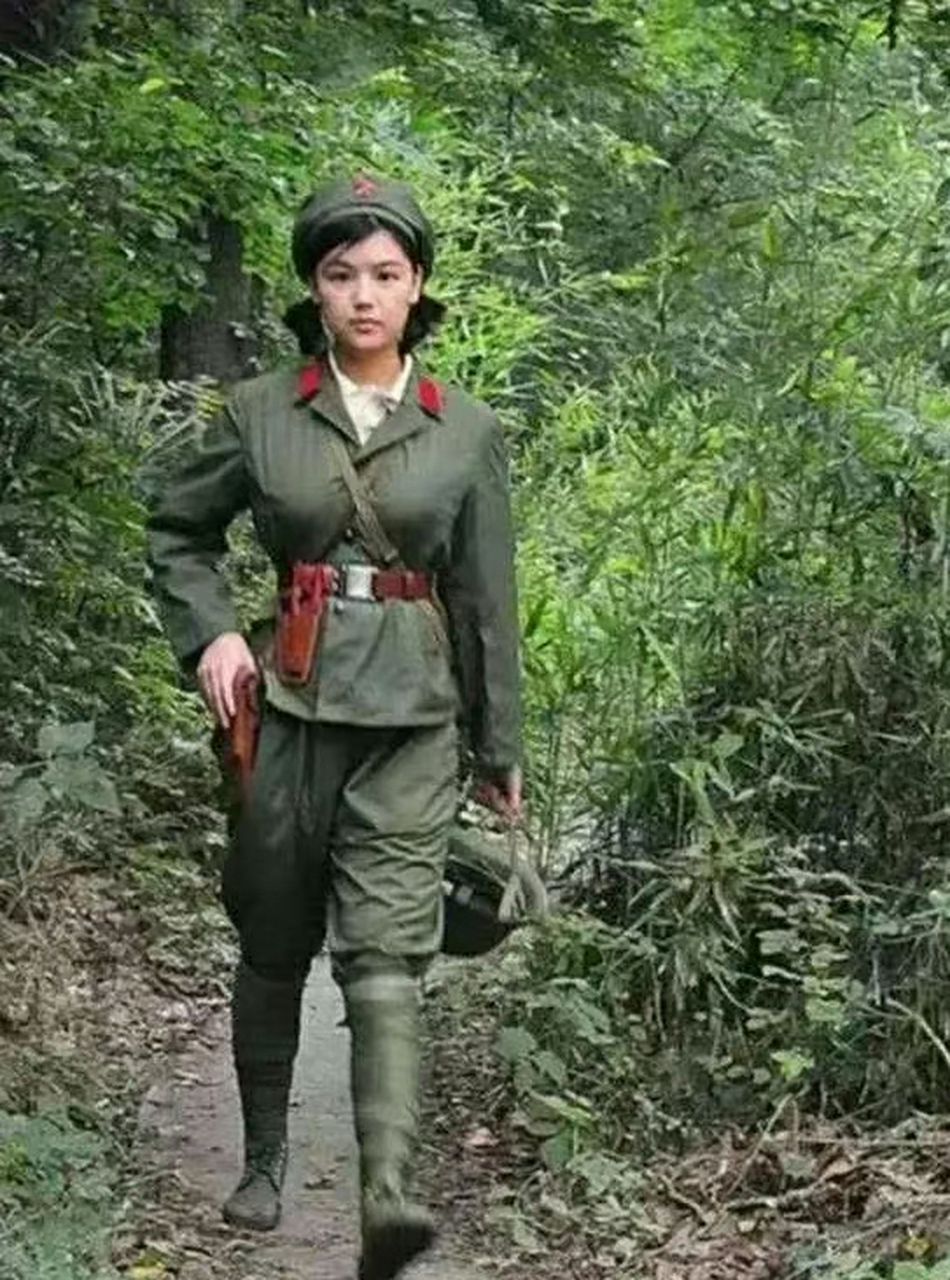 1979年对越自卫反击战中踏出国门负责通信的有线女兵,出生入死成为