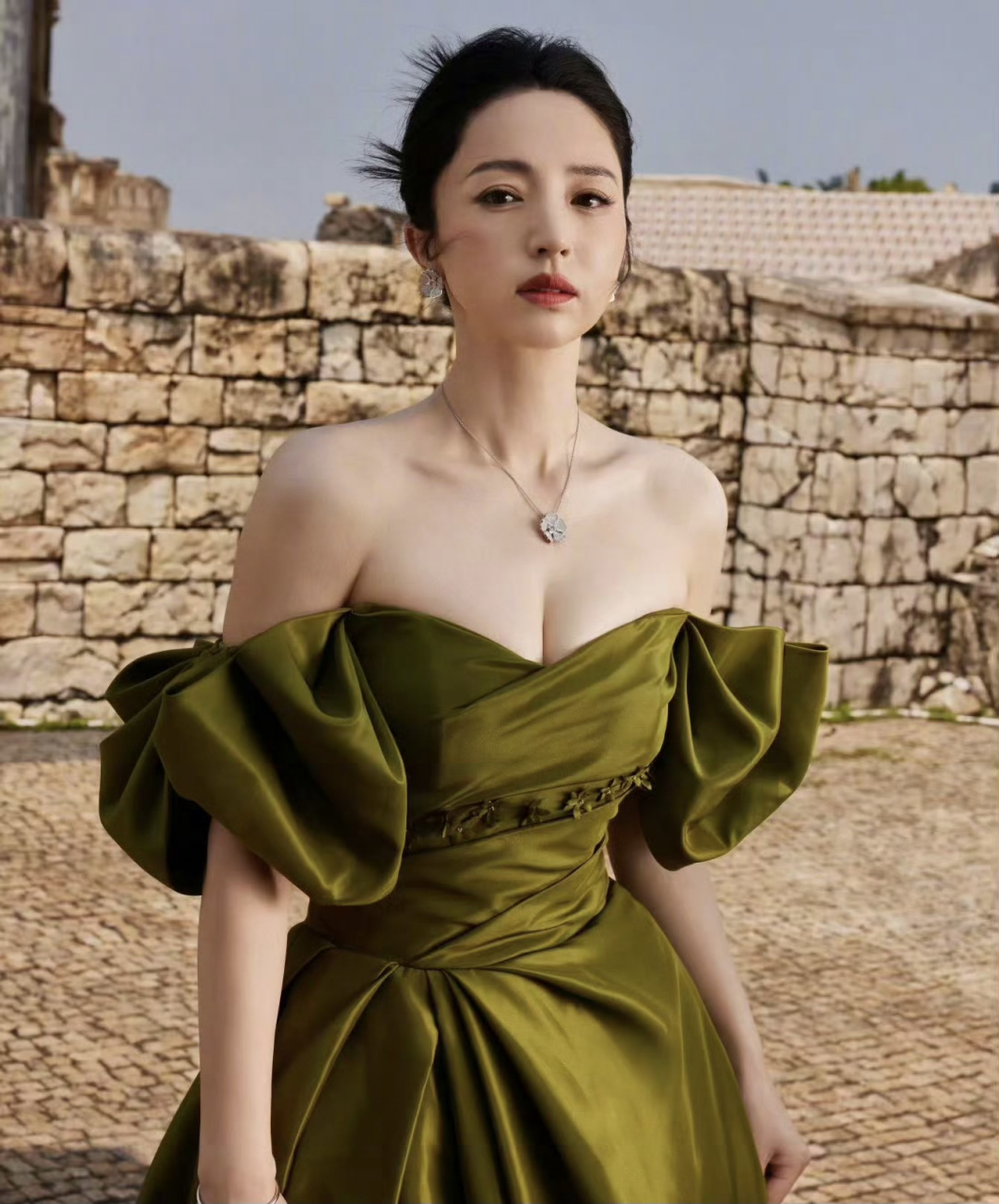 一袭抹胸晚礼服,优雅华丽! 676767#董璇