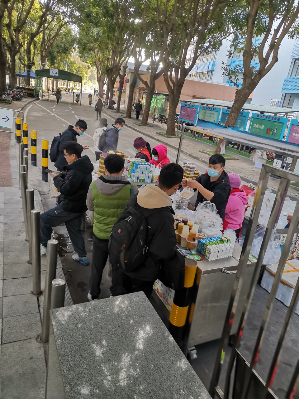 公司,工厂复工后人流量大了,深圳大学城地铁口的两个流动早餐车也到位