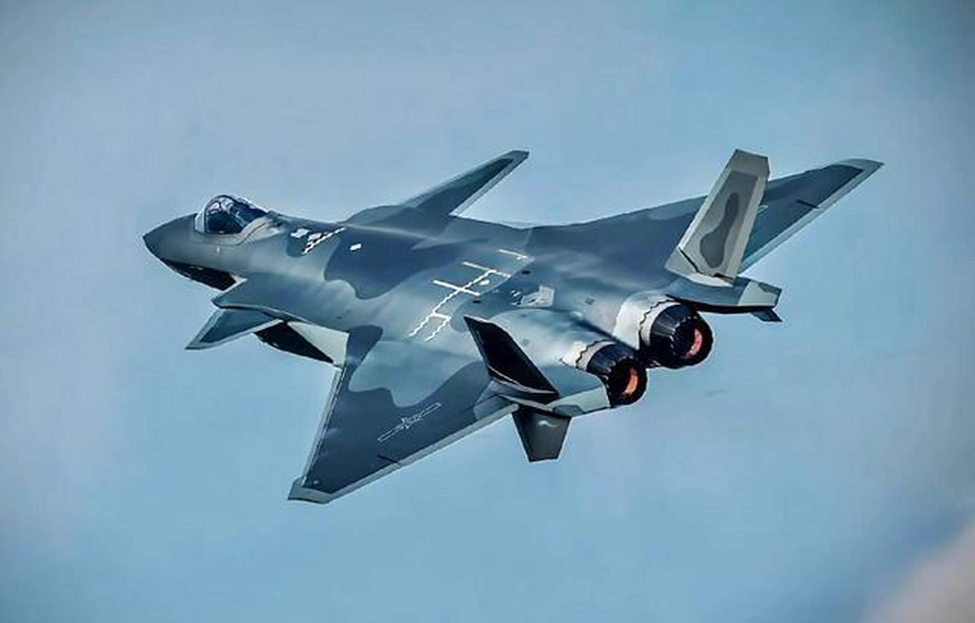 在歼20发射一波导弹的情况下,4枚pl15已经够用  以上一代战机的标准