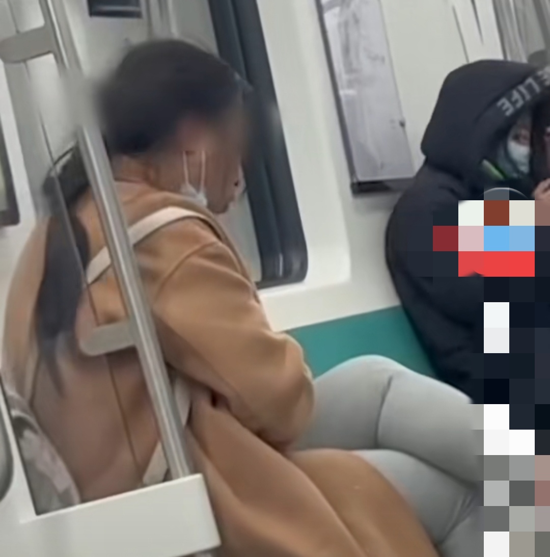 黑龙江哈尔滨,地铁上一女子戴口罩了也没戴口罩,戴着口罩但是没护着嘴