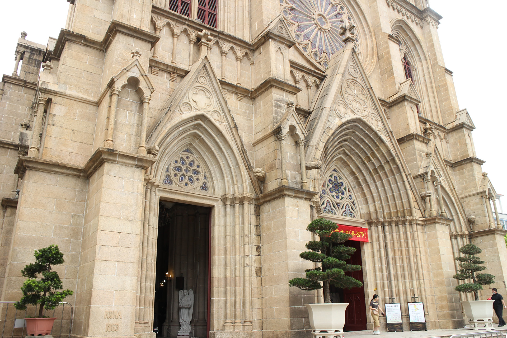 石室天主堂位于广州市一德路,该教堂于1863年奠基,1888年建成,历时25