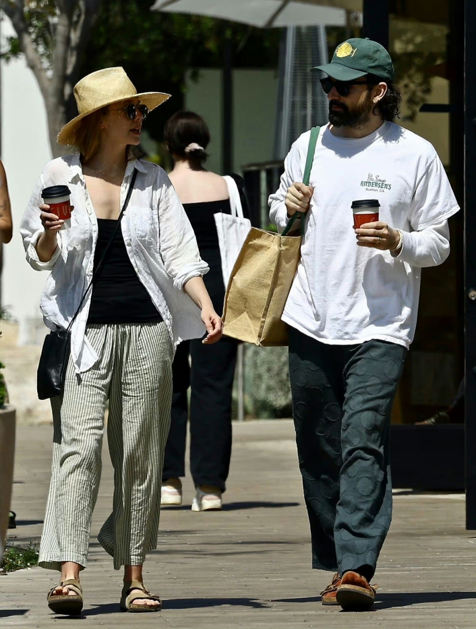 奥妹elizabeth olsen和丈夫robbie arnett外出街拍