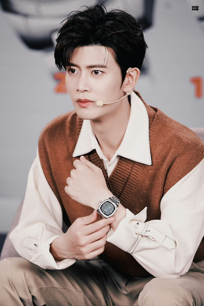 10晚,任嘉伦在美度表淘宝直播间亮相,身穿一件时尚灯笼袖口的白色衬衫