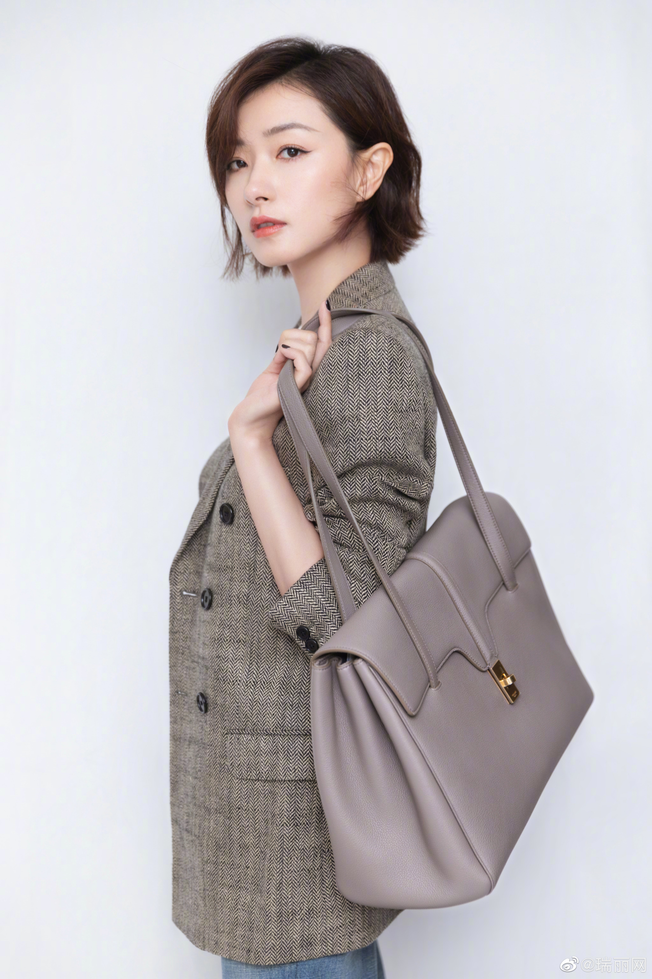 万茜身着celine格纹外套搭配卵石色包袋,个性鲜明又独特