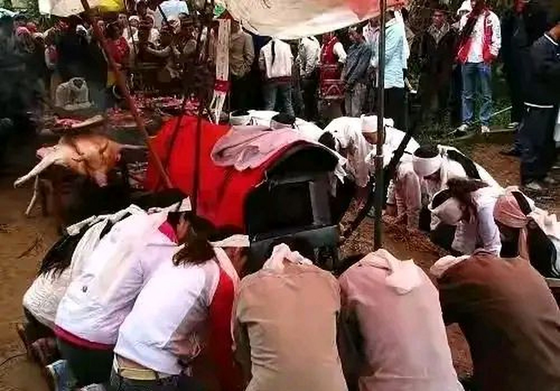 潮级玩家# 在广西,如果有老人去世,都会进行捡骨二次葬,这是一种铺刎