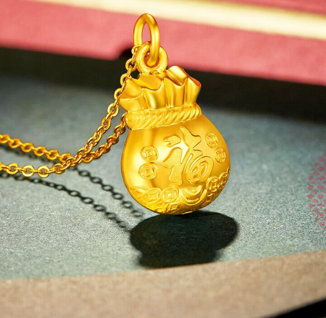 菜百首饰黄金福字吊坠,外观精美,寓意吉祥,适合足球运动爱好者佩戴