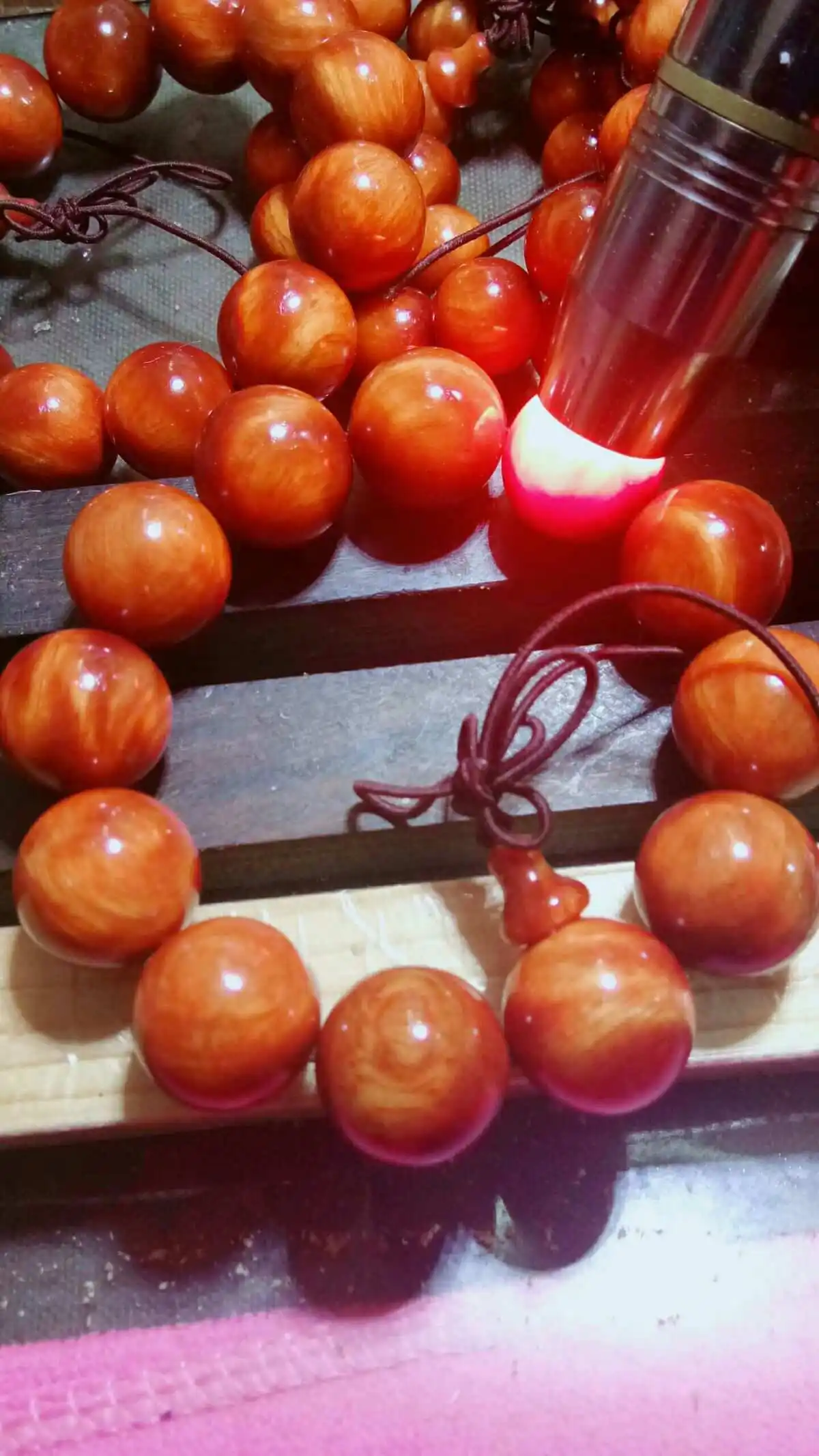 这种木头看上去像蜜蜡,号称"北沉香",东北人应该见过它!