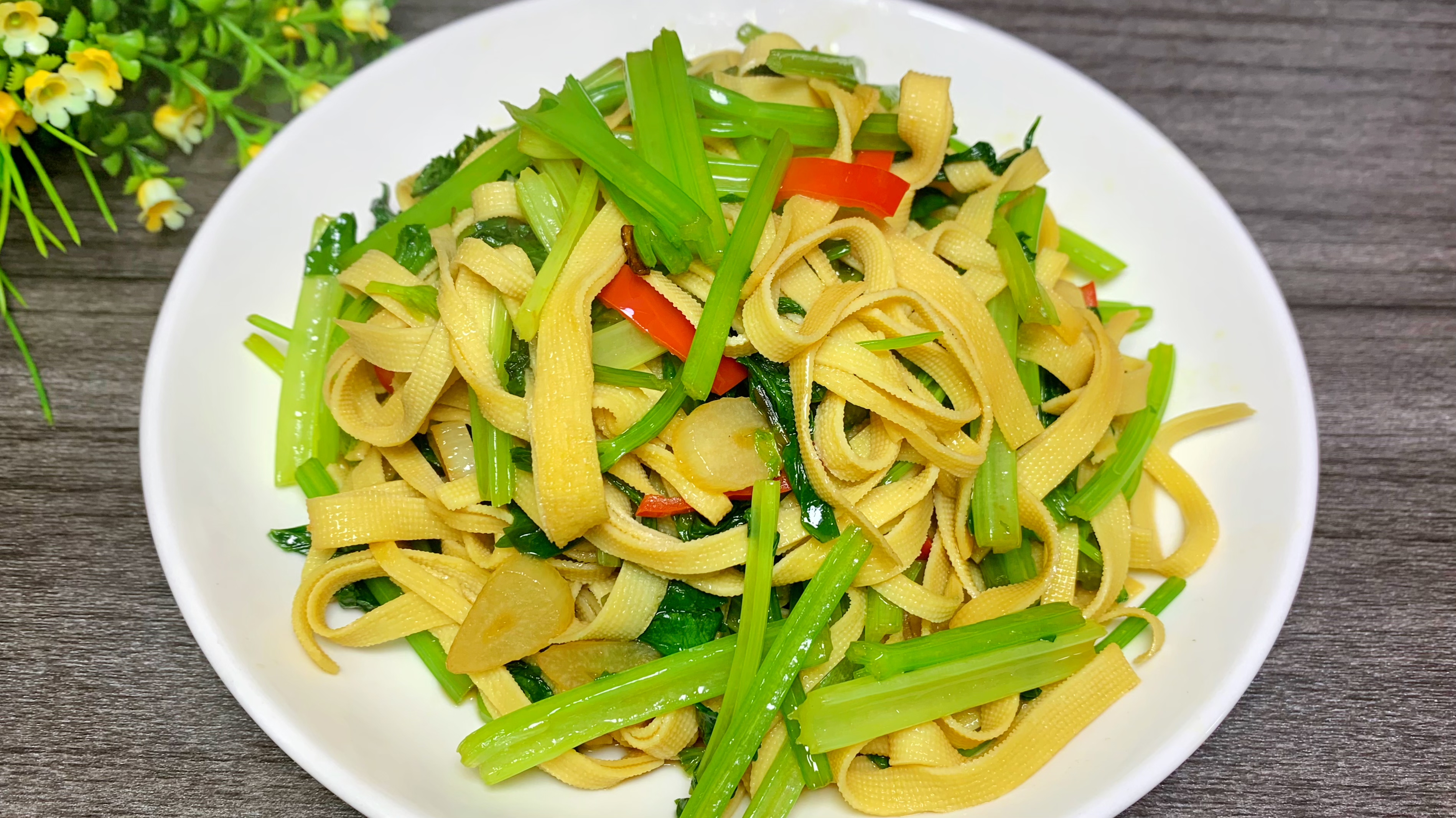 豆腐皮炒芹菜这样做,芹菜清脆爽口,豆皮滑嫩入味,好吃又下饭