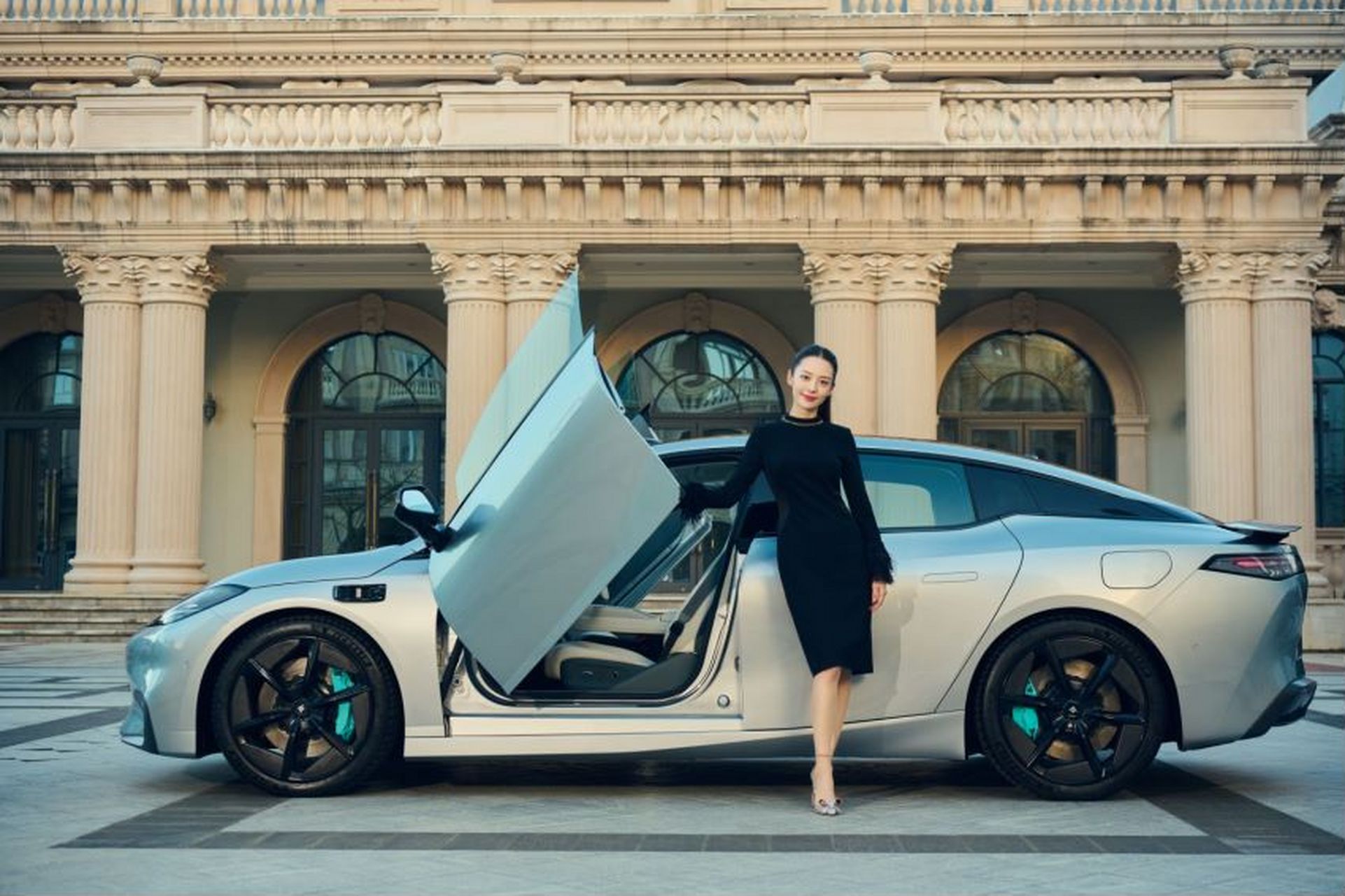 今天刷到了河南的小莉帮忙 一个车主花了几十万买了一辆特斯拉 买时