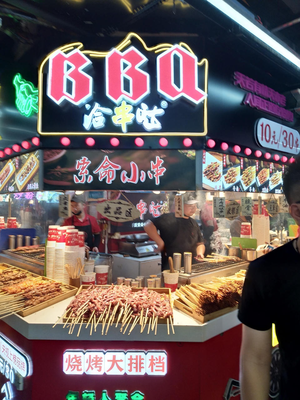 长沙五一广场附近的美食街,火爆度不压于淄博烧烤,晚上才7点多,美食街