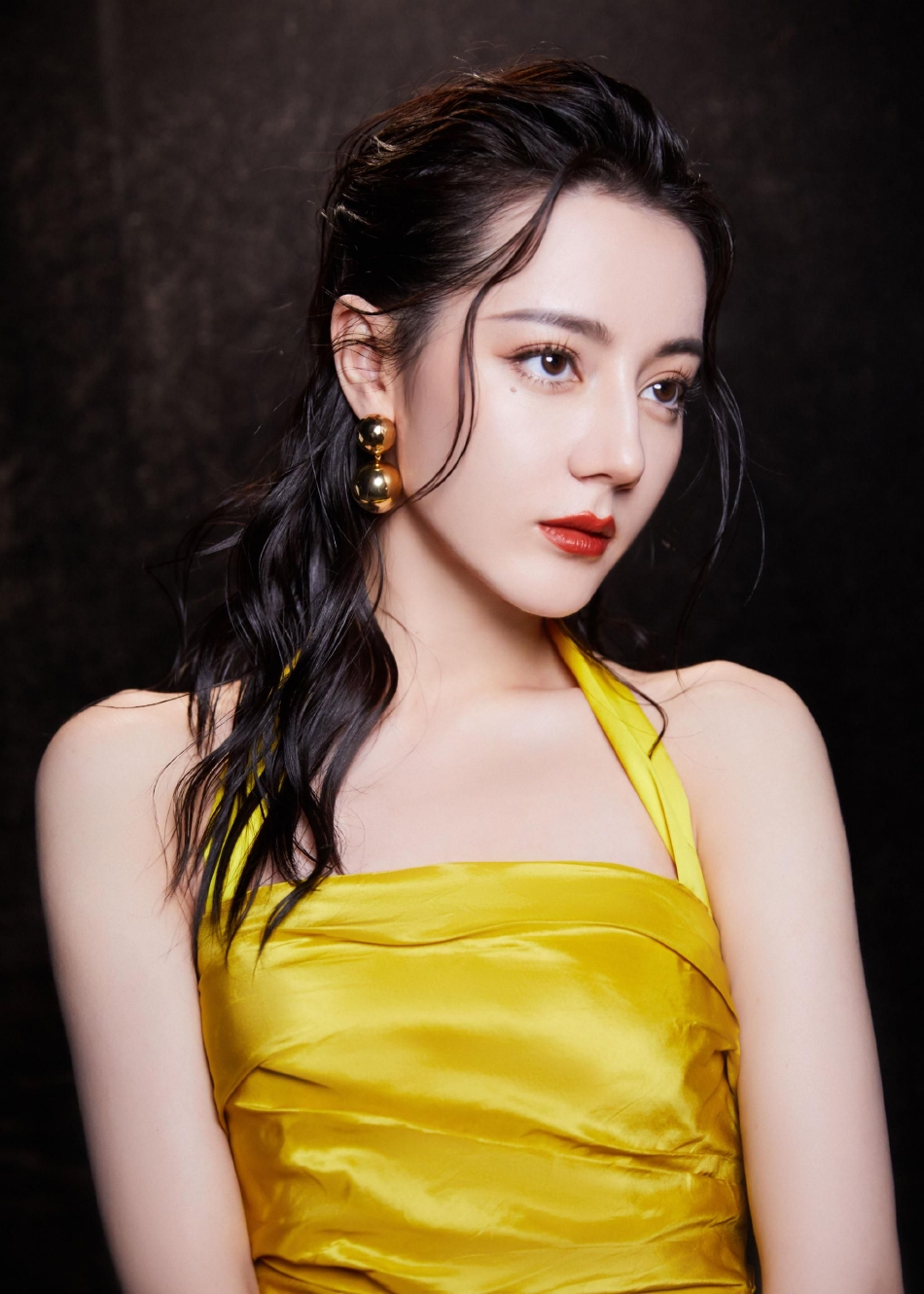 组图：迪丽热巴湿发造型写真释出 穿修身黄裙搭同色高跟鞋好迷人第1张图片