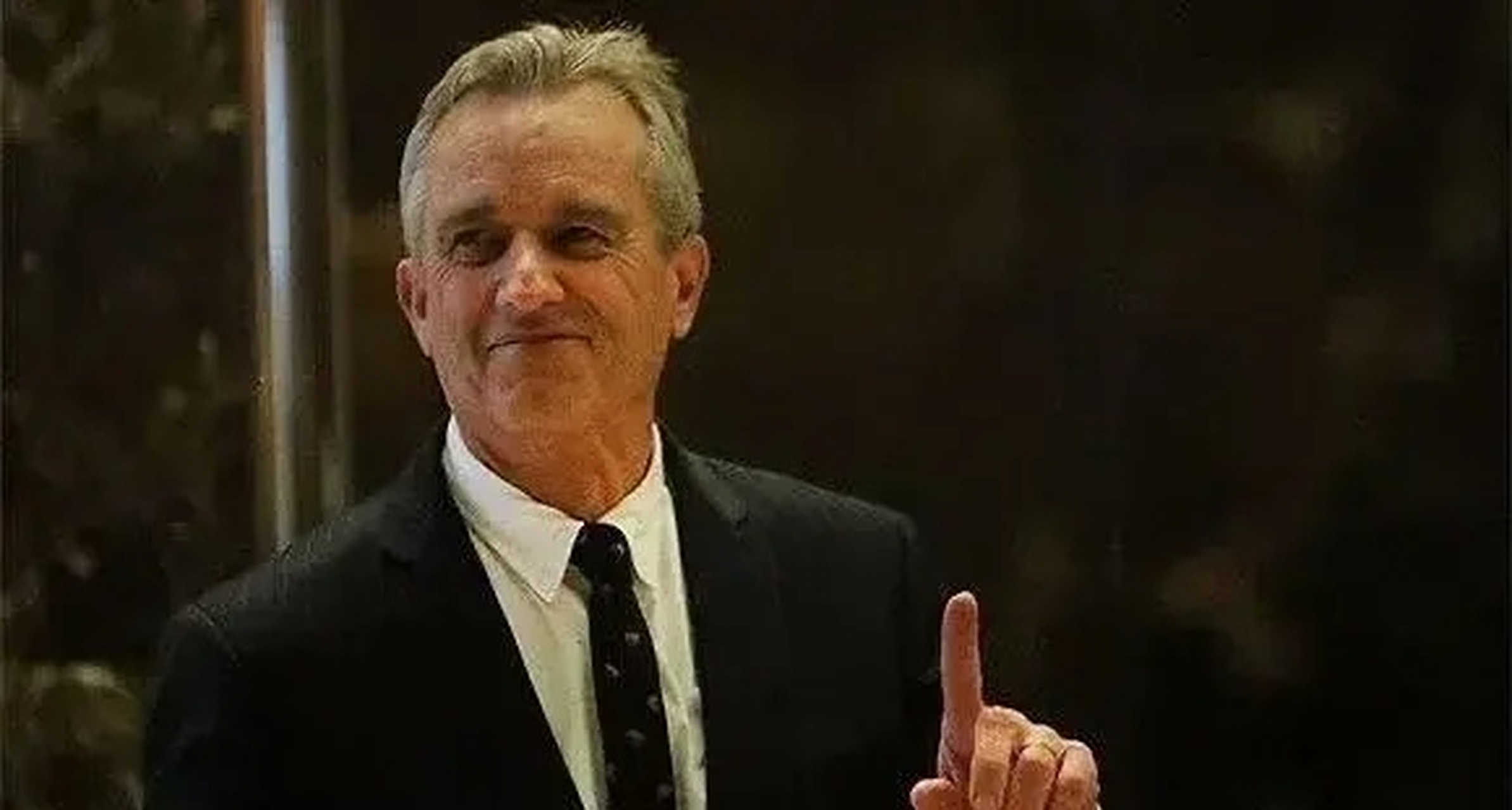 近日,美国总统候选人小罗伯特·肯尼迪发表竞选演讲:"我们的政府发动