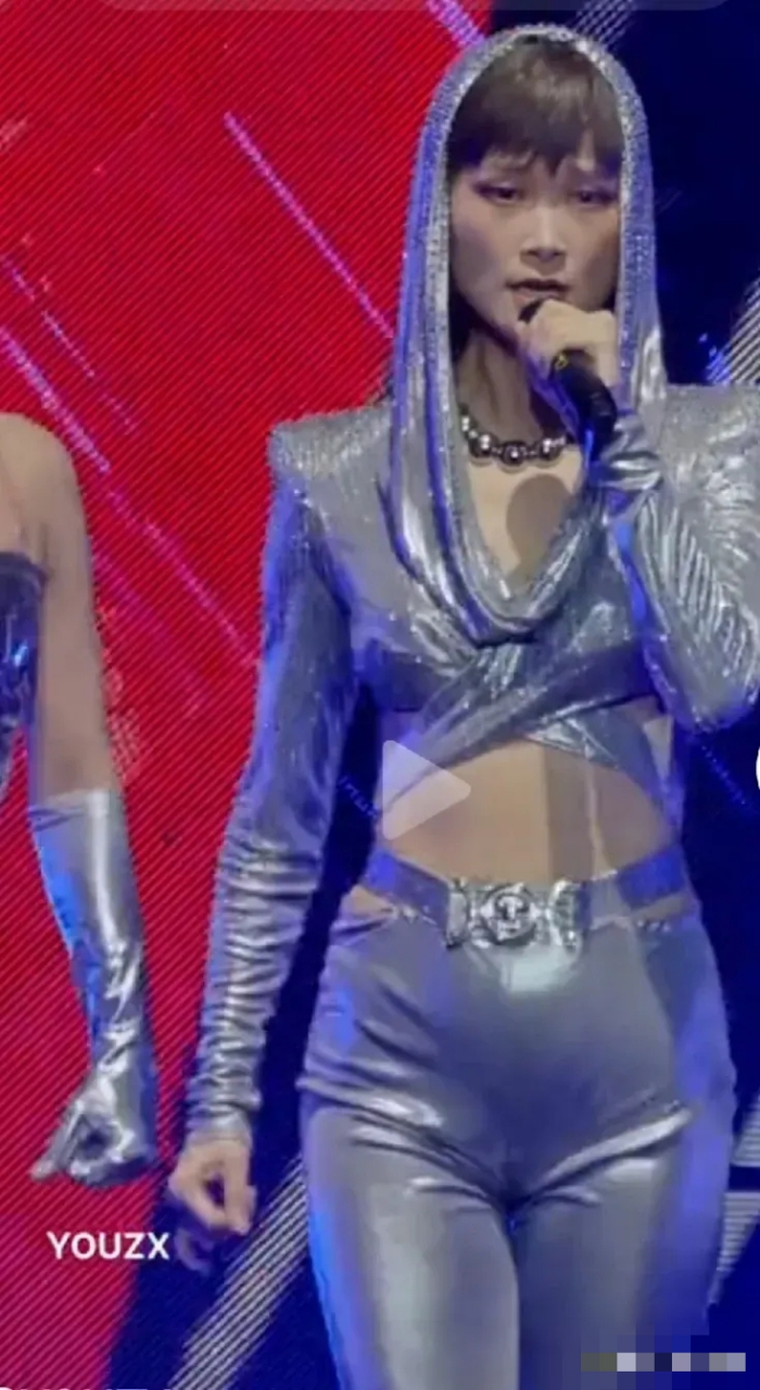 李宇春上海演唱会, 这套银色紧身衣, 第一眼看去, 就觉得不雅.