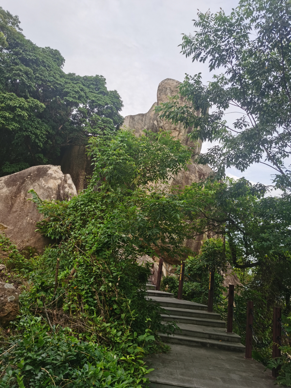 罗三妹山"不走回头路"主题公园 中山温泉酒店位于三乡镇,背靠罗三妹山