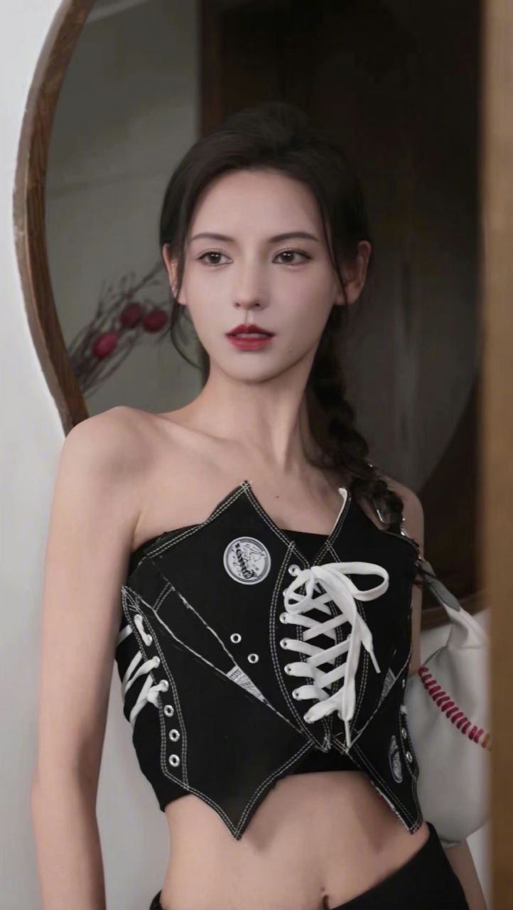 张予曦# 一袭板鞋面马甲,配黑色长裤,纤瘦高挑的身材,性感妖娆的