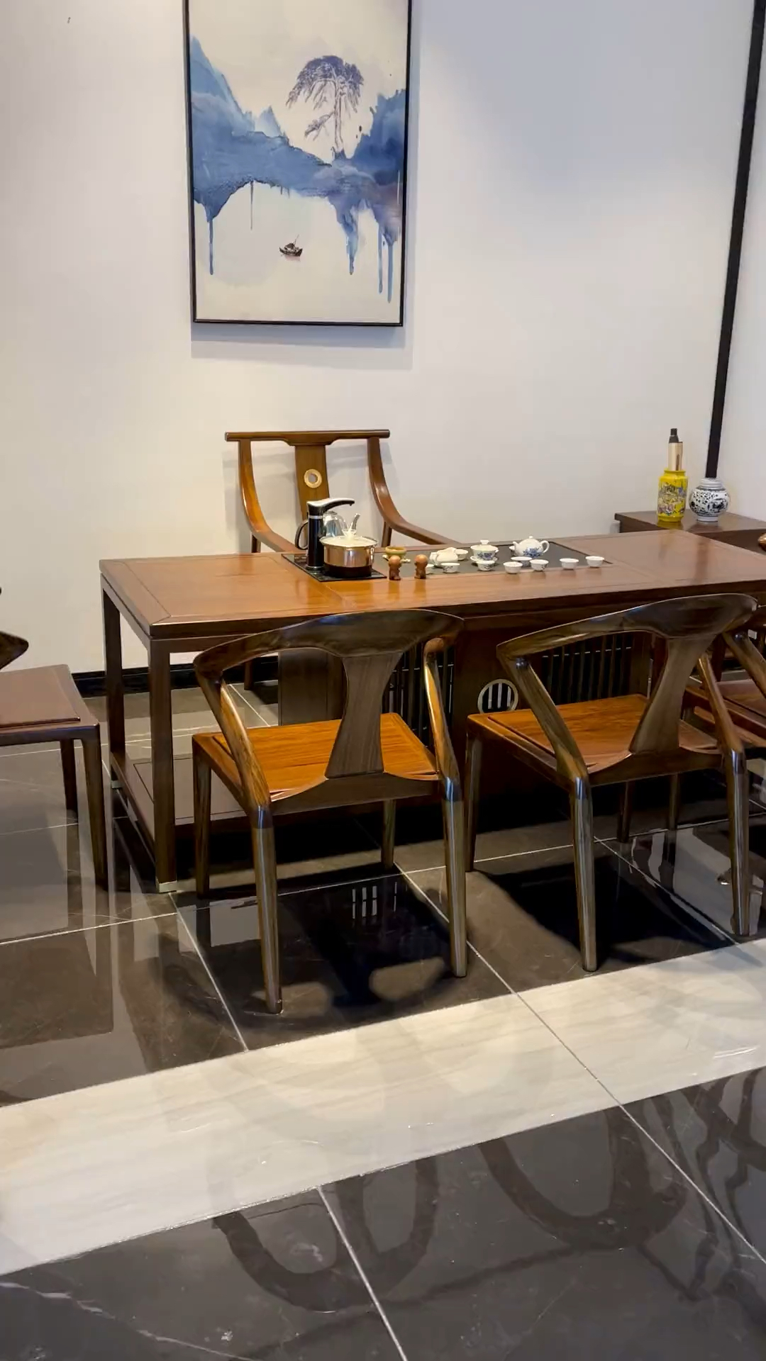 新中式茶桌,一桌六椅的布局,简单的造型不失儒雅的气质.