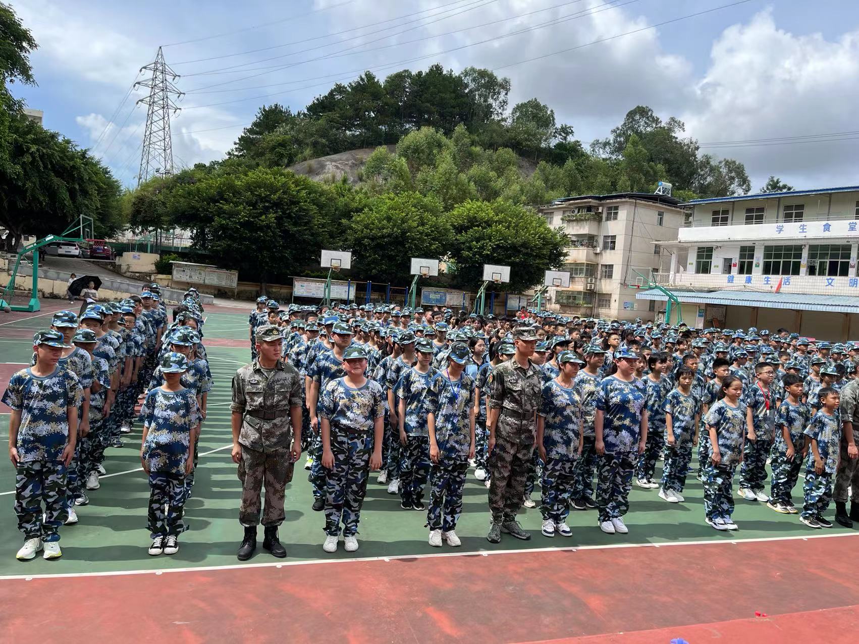 学生军训,花样百出,而尴尬不过如此,鞋子不配合主人,一会翻盖一会滑盖