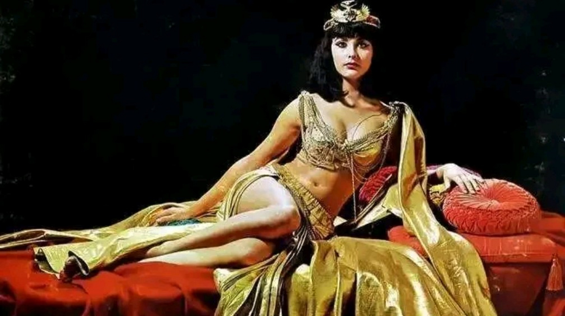 公元前30年,埃及艳后全身赤裸的躺在冰冷的床上,随后她自己拿出一条