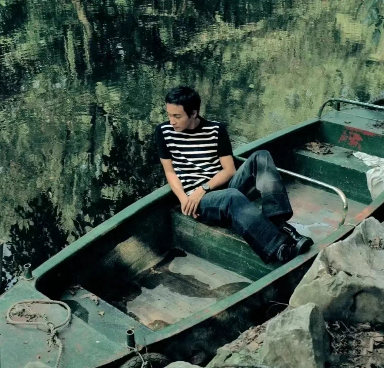 2000年,香港巨星张国荣来到了美丽的杭州,他的目光被西湖的清澈湖水所