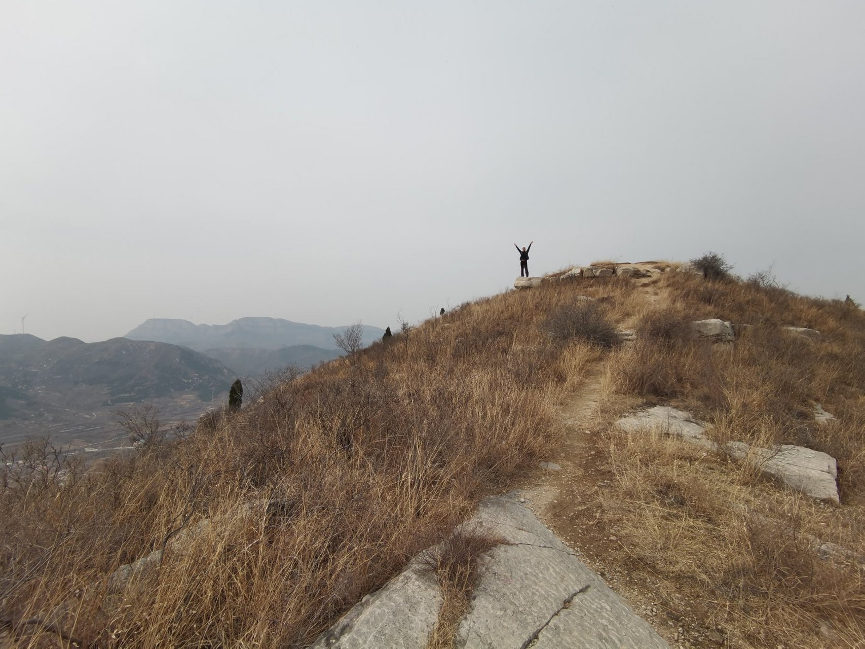 人文旅行摄影  昨天下午 有人登上济南馒头山 兴奋地举起双手 这里