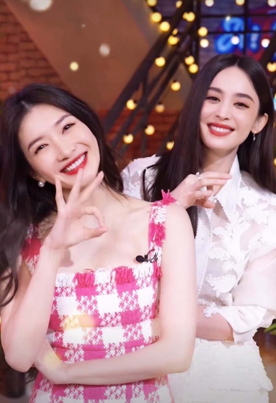 江疏影和娜扎同台录节目,姐妹俩同框颜值不相上下,一个红格子裙装,一