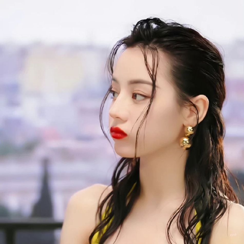 组图：迪丽热巴湿发造型写真释出 穿修身黄裙搭同色高跟鞋好迷人第5张图片