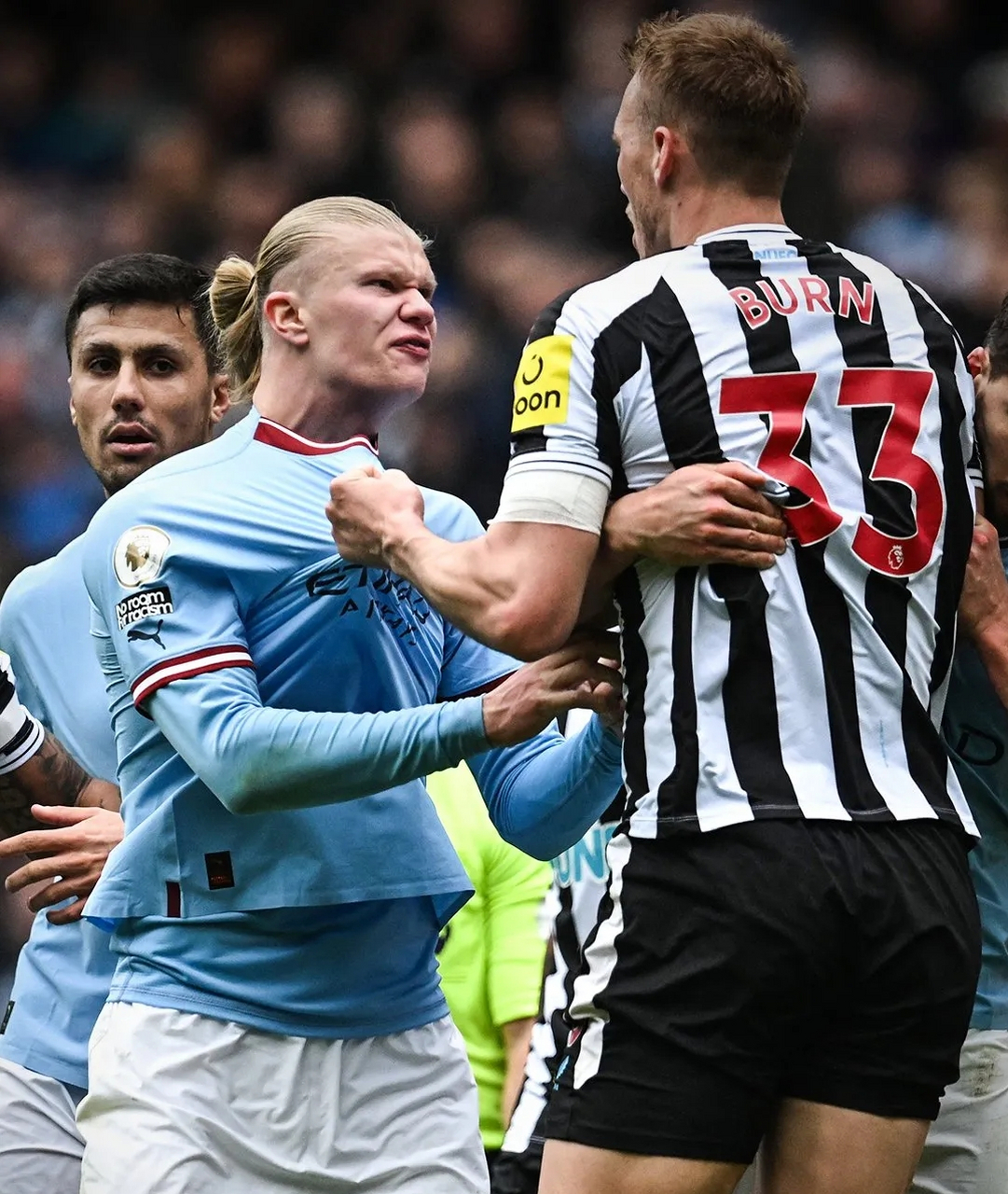 身高1米94的哈兰德,在英超居然也被比下去了,查了下资料,对面的这位