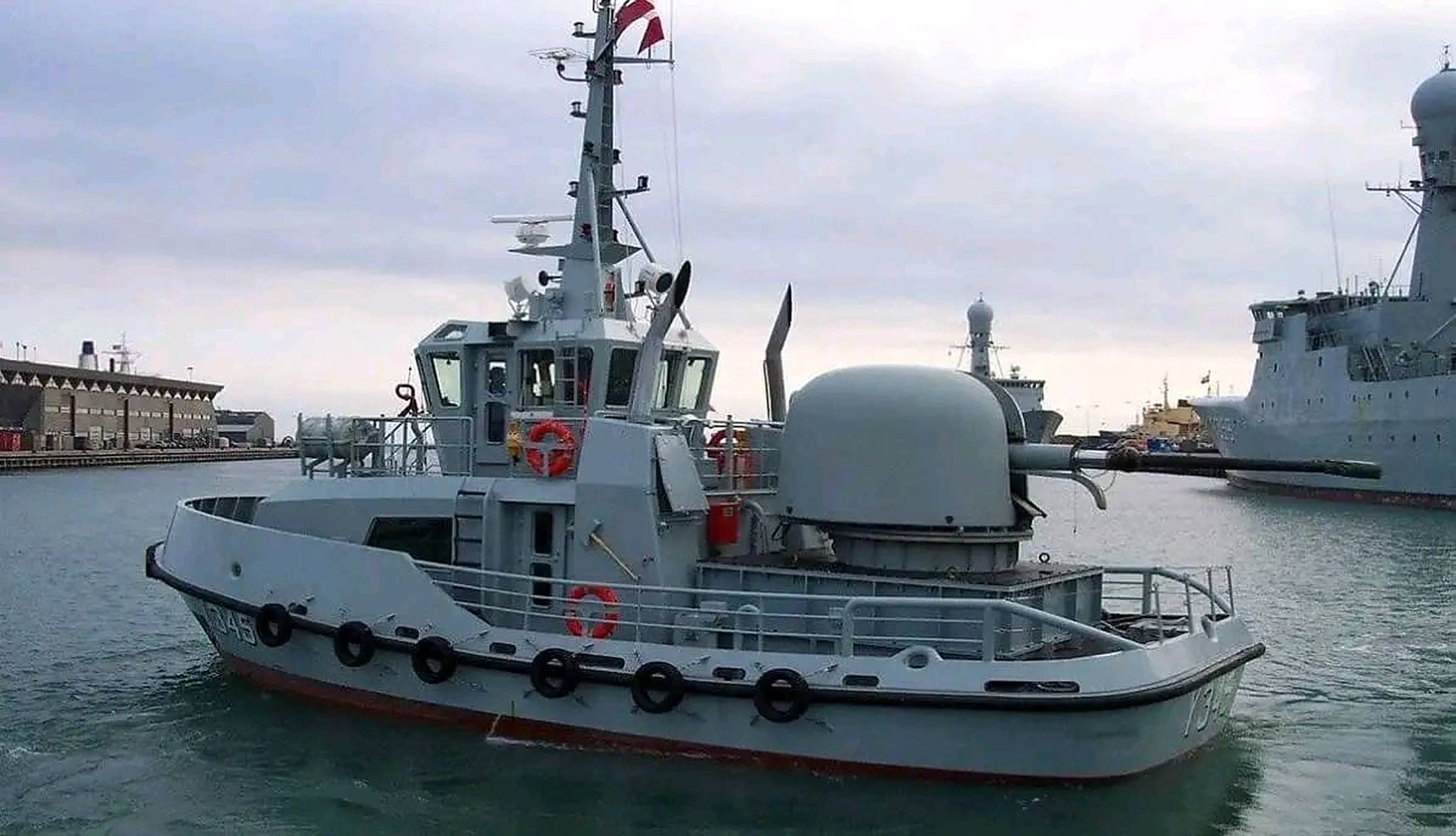 小船大炮,小拖船竟然带着一门奥托舰炮,这个绝对是拖船里面的战列舰