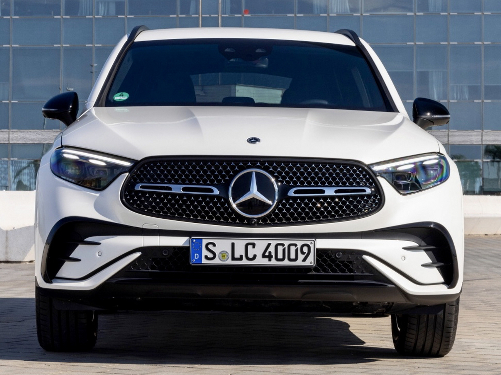 新款进口奔驰glc220d,神气的侧身,大气的前脸,犀利的后尾灯