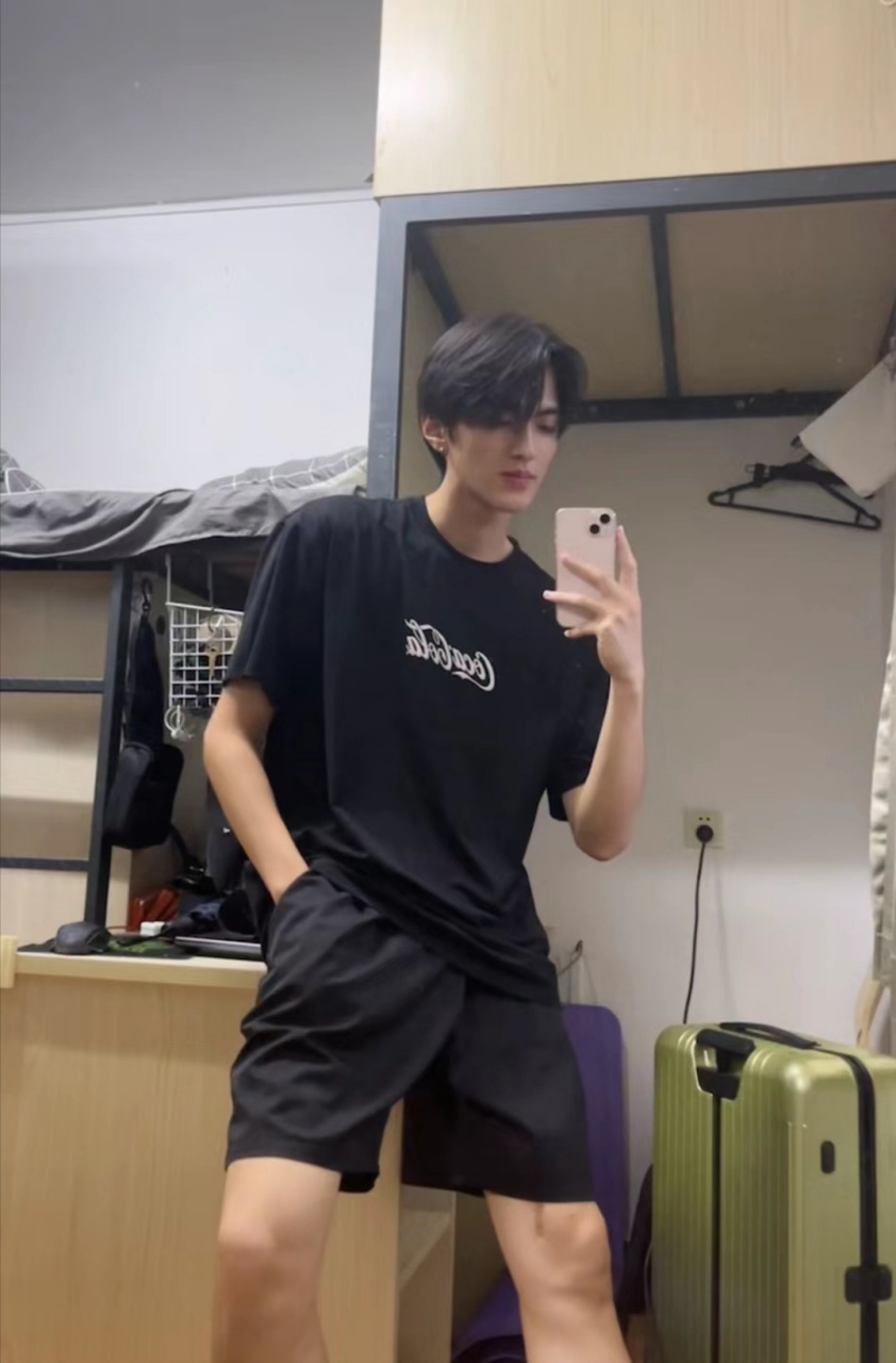 帅气的男大学生,令人心动的感觉啊!#今日男友