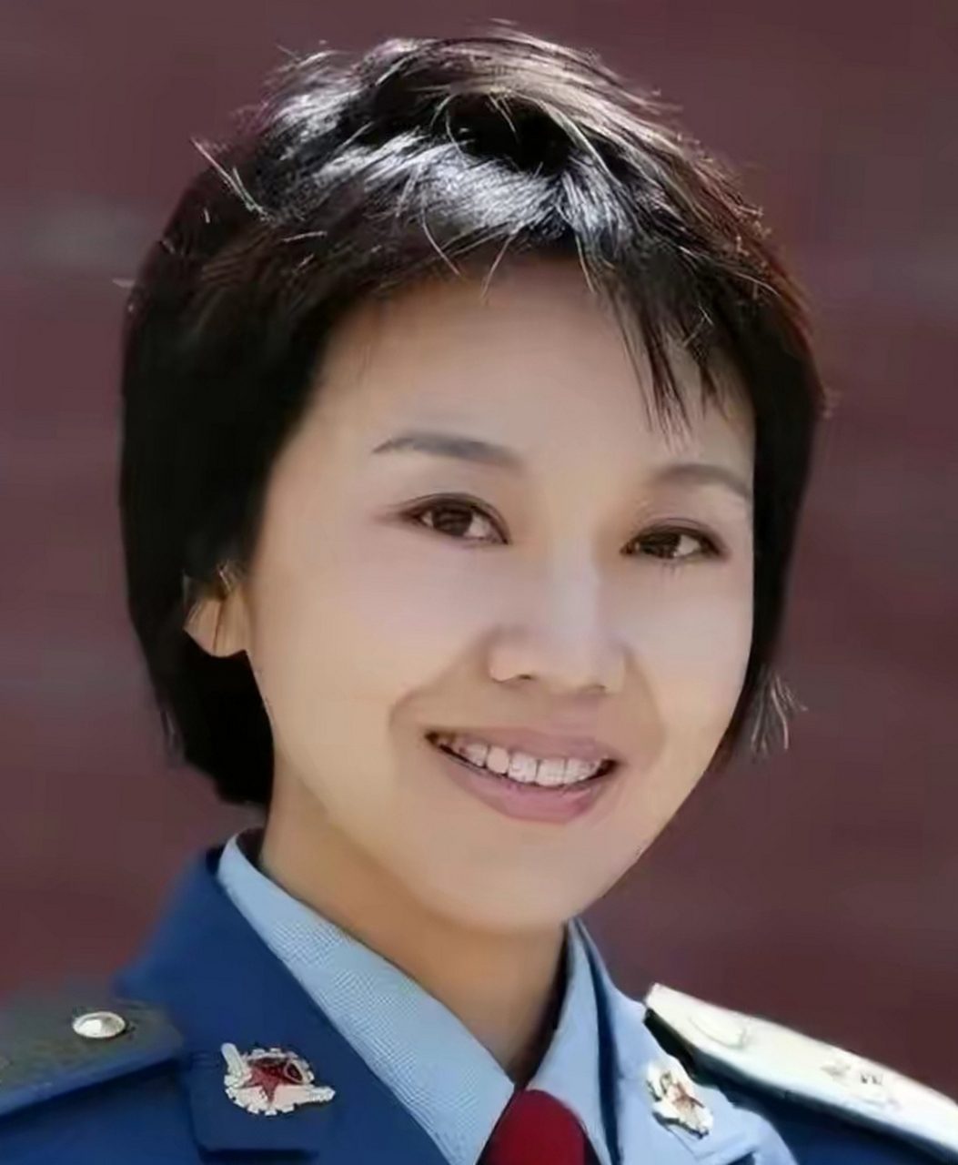 52岁闫妮近照曝光,脸僵大变样,医美后遗症太明显了  近日,闫妮出席第