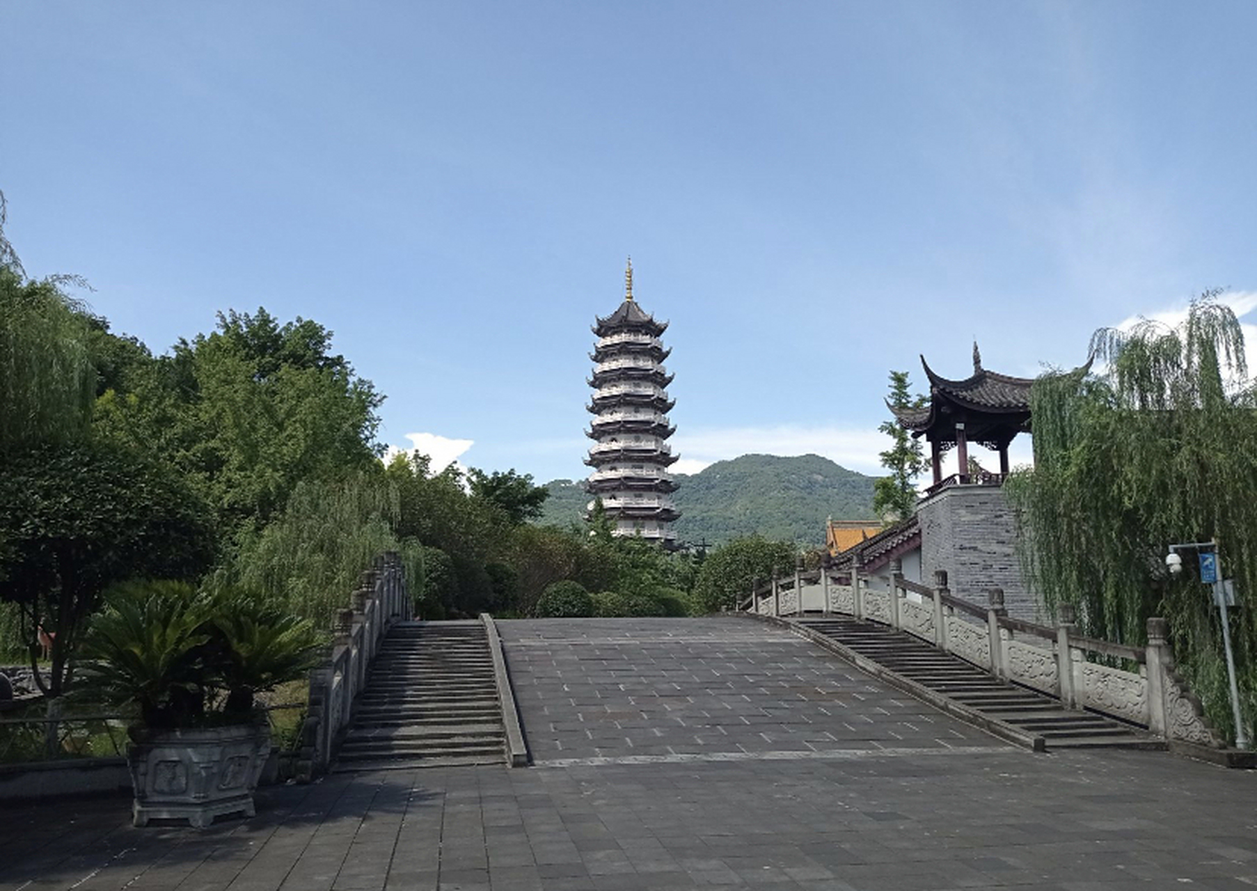 它位于重庆市开州区,是一个集园林,文化,旅游于一体的综合性公园.